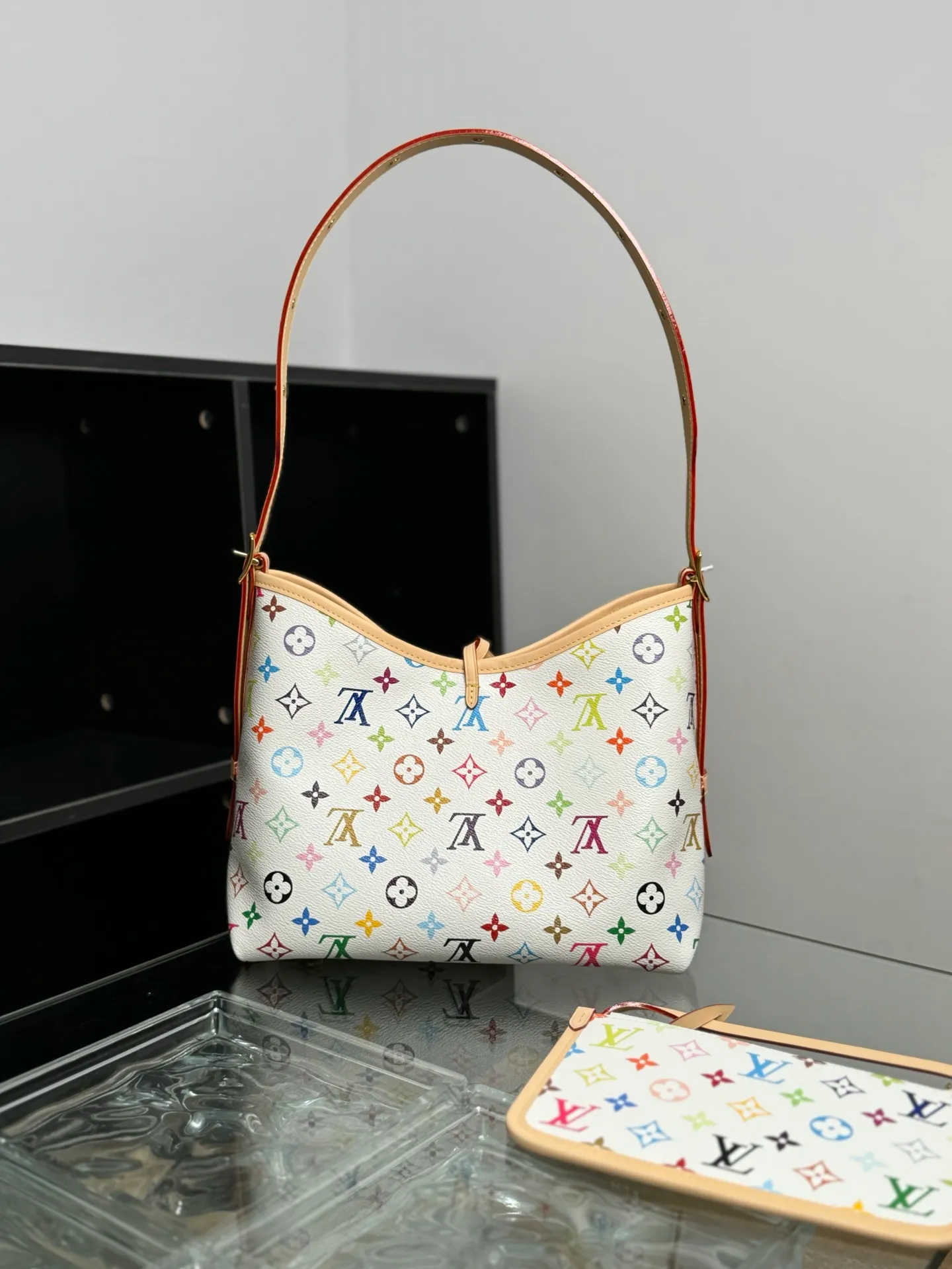 P¥1460👉nfc163C01 dynamic chip👈 [100% MB special grade, all-steel hardware, imported fabrics] This small CarryAll handbag comes from the Louis Vuitton Calf leather trim creates a figure-hugging fit, and a designer plaque details the elegant bow. Monogram coated canvas - Calfskin leather trim - Textile lining - Metal hardware - Drawstring and magnetic closure - Internal patch pocket - Internal zip pocket - Removable name tag - Holds a smartphone, keys, headphones and Zippy wallet - Shoulder strap: removable and adjustable! ! Model: M13661; Size: 29x24x12CM