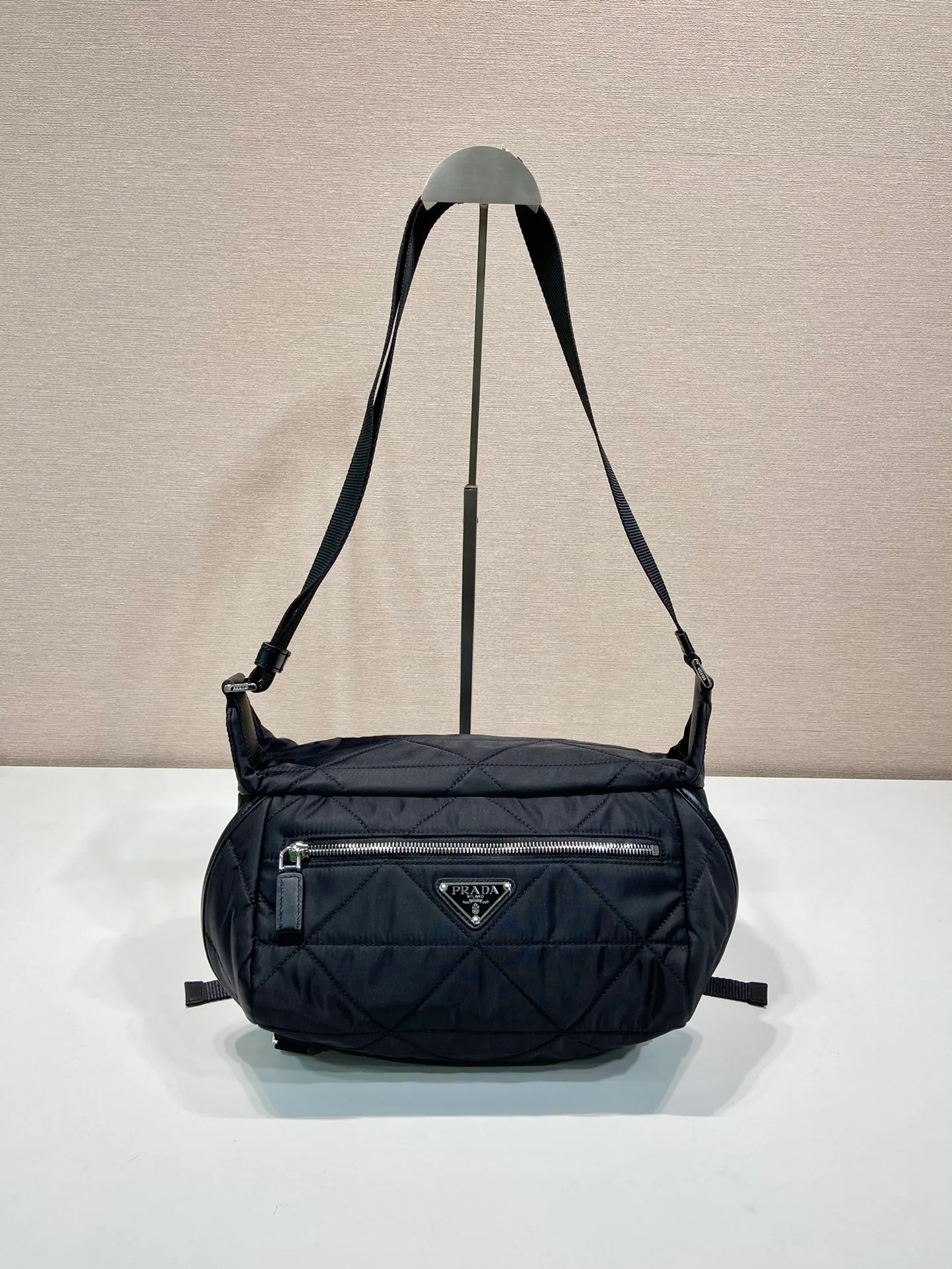 💰1120🎉Upgraded messenger bag🎉2VH994A embroidered plaid🎉🎉 This clamshell shoulder bag is made of iconic P family materials such as nylon and Saffiano leather. Intricate hand-embroidered plaid pattern. The shoulder bag features internal and external pockets and is embellished with a triangular metal logo, combining functionality with brand style. The upper body effect is very cool😎, simple and elegant😘Hurry up and get it🎉🎉 Length 27x Height 15.5x Bottom 14cm
