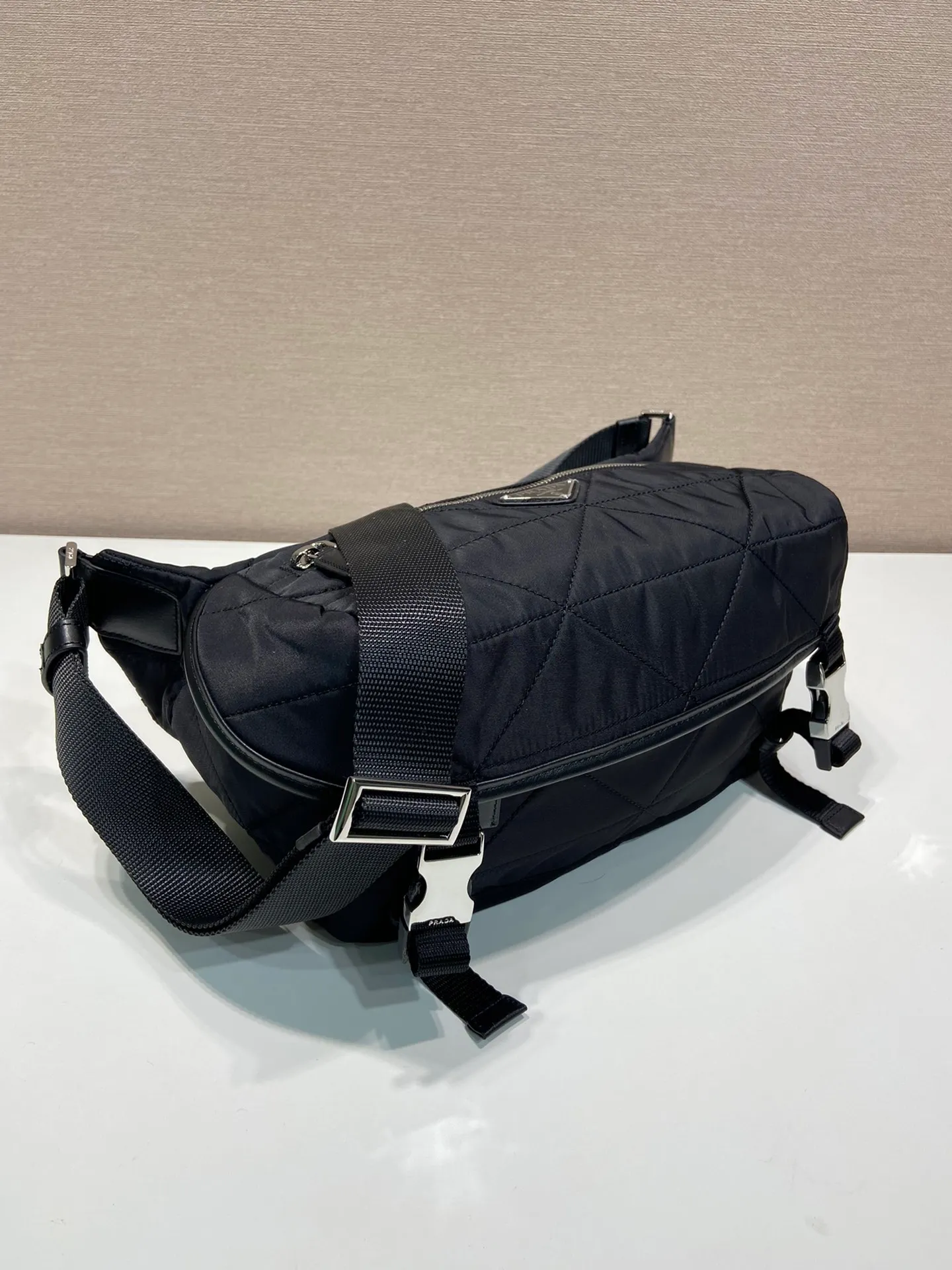 💰1120🎉Upgraded messenger bag🎉2VH994A embroidered plaid🎉🎉 This clamshell shoulder bag is made of iconic P family materials such as nylon and Saffiano leather. Intricate hand-embroidered plaid pattern. The shoulder bag features internal and external pockets and is embellished with a triangular metal logo, combining functionality with brand style. The upper body effect is very cool😎, simple and elegant😘Hurry up and get it🎉🎉 Length 27x Height 15.5x Bottom 14cm
