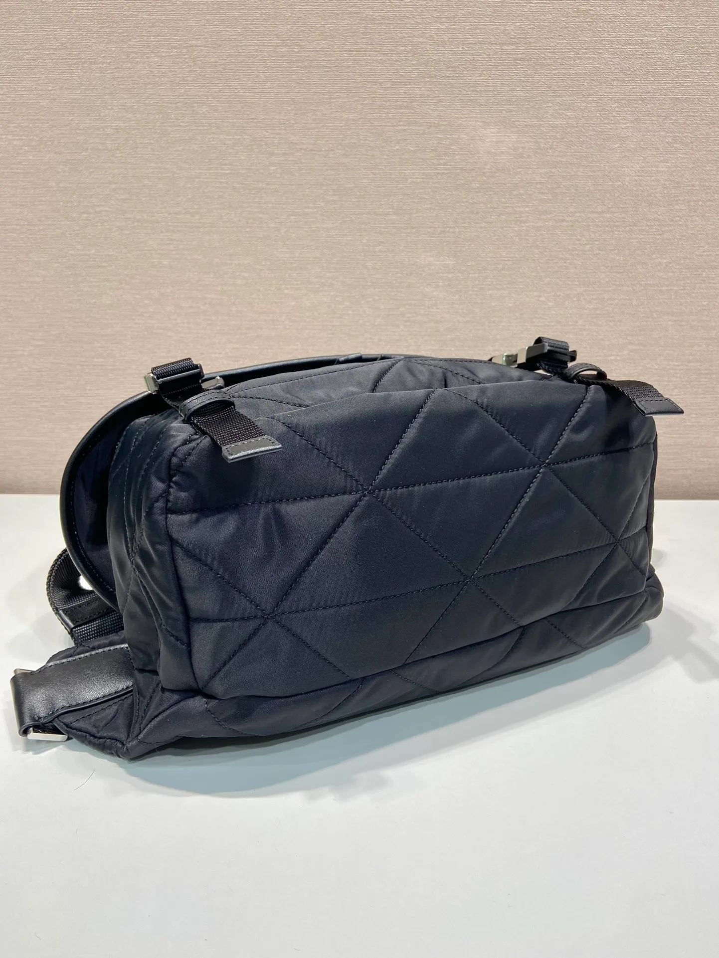 💰1120🎉Upgraded messenger bag🎉2VH994A embroidered plaid🎉🎉 This clamshell shoulder bag is made of iconic P family materials such as nylon and Saffiano leather. Intricate hand-embroidered plaid pattern. The shoulder bag features internal and external pockets and is embellished with a triangular metal logo, combining functionality with brand style. The upper body effect is very cool😎, simple and elegant😘Hurry up and get it🎉🎉 Length 27x Height 15.5x Bottom 14cm