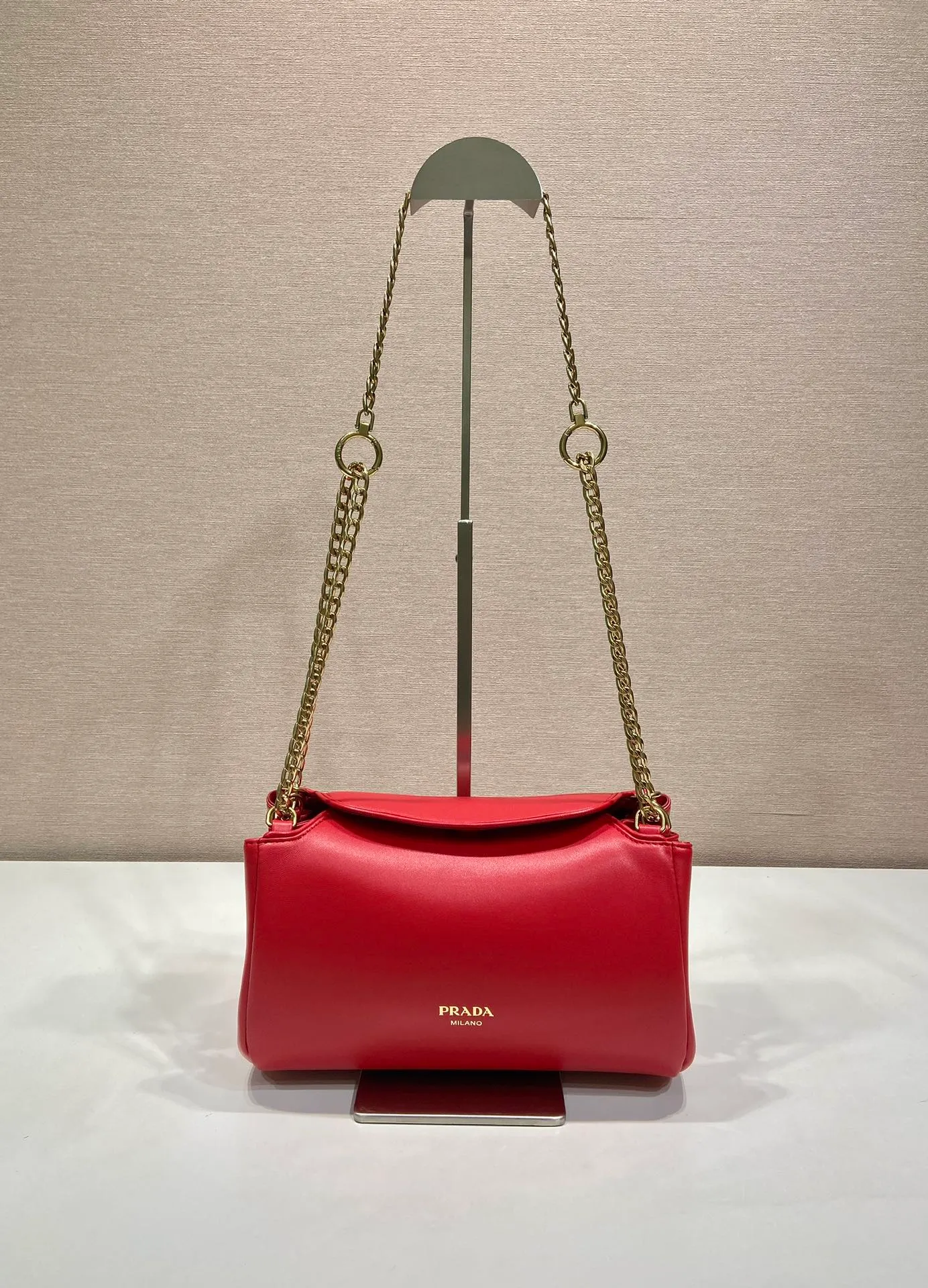 💰1500🎉New🎉1BD395🎉🎉 This Tumulte bag suggests a sporty yet refined stance, an authentic, nappa leather design characterized by soft side pleats and curves that create a refined feminine silhouette. The bag is decorated with three sliding chain handles, a detachable chain shoulder strap and a magnetic closure on the flap, which can be combined into different wearing styles. There is a lot of space, babies, hurry up and get it🎉🎉Length 24xHeight 13xBottom 13cm🎉🎉🎉💰💰💰