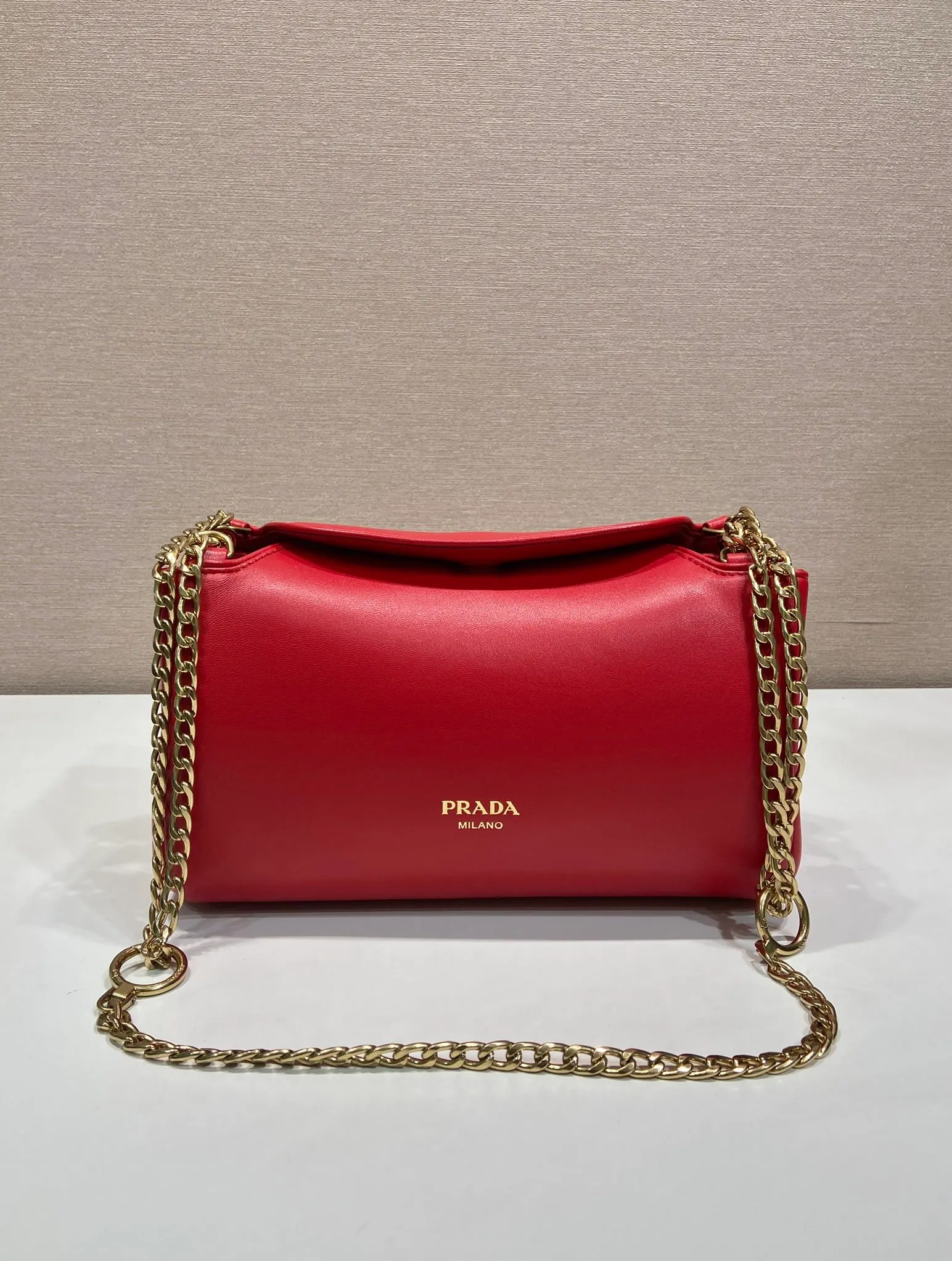 💰1500🎉New🎉1BD395🎉🎉 This Tumulte bag suggests a sporty yet refined stance, an authentic, nappa leather design characterized by soft side pleats and curves that create a refined feminine silhouette. The bag is decorated with three sliding chain handles, a detachable chain shoulder strap and a magnetic closure on the flap, which can be combined into different wearing styles. There is a lot of space, babies, hurry up and get it🎉🎉Length 24xHeight 13xBottom 13cm🎉🎉🎉💰💰💰