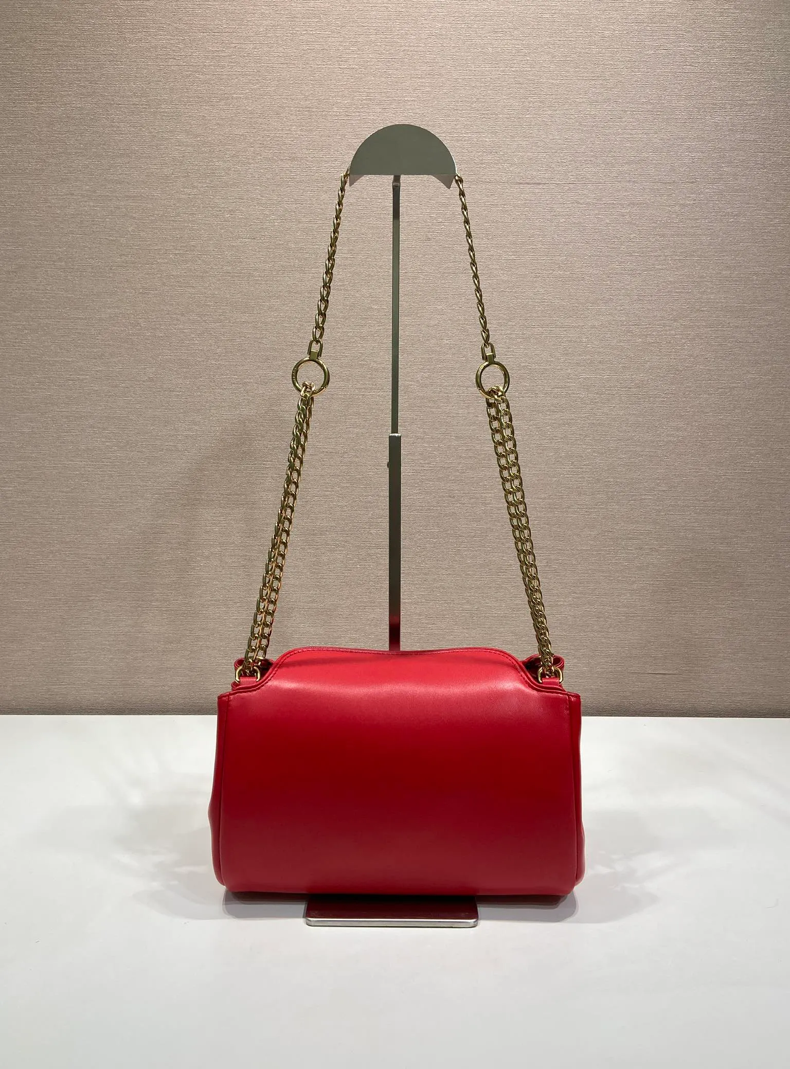 💰1500🎉New🎉1BD395🎉🎉 This Tumulte bag suggests a sporty yet refined stance, an authentic, nappa leather design characterized by soft side pleats and curves that create a refined feminine silhouette. The bag is decorated with three sliding chain handles, a detachable chain shoulder strap and a magnetic closure on the flap, which can be combined into different wearing styles. There is a lot of space, babies, hurry up and get it🎉🎉Length 24xHeight 13xBottom 13cm🎉🎉🎉💰💰💰