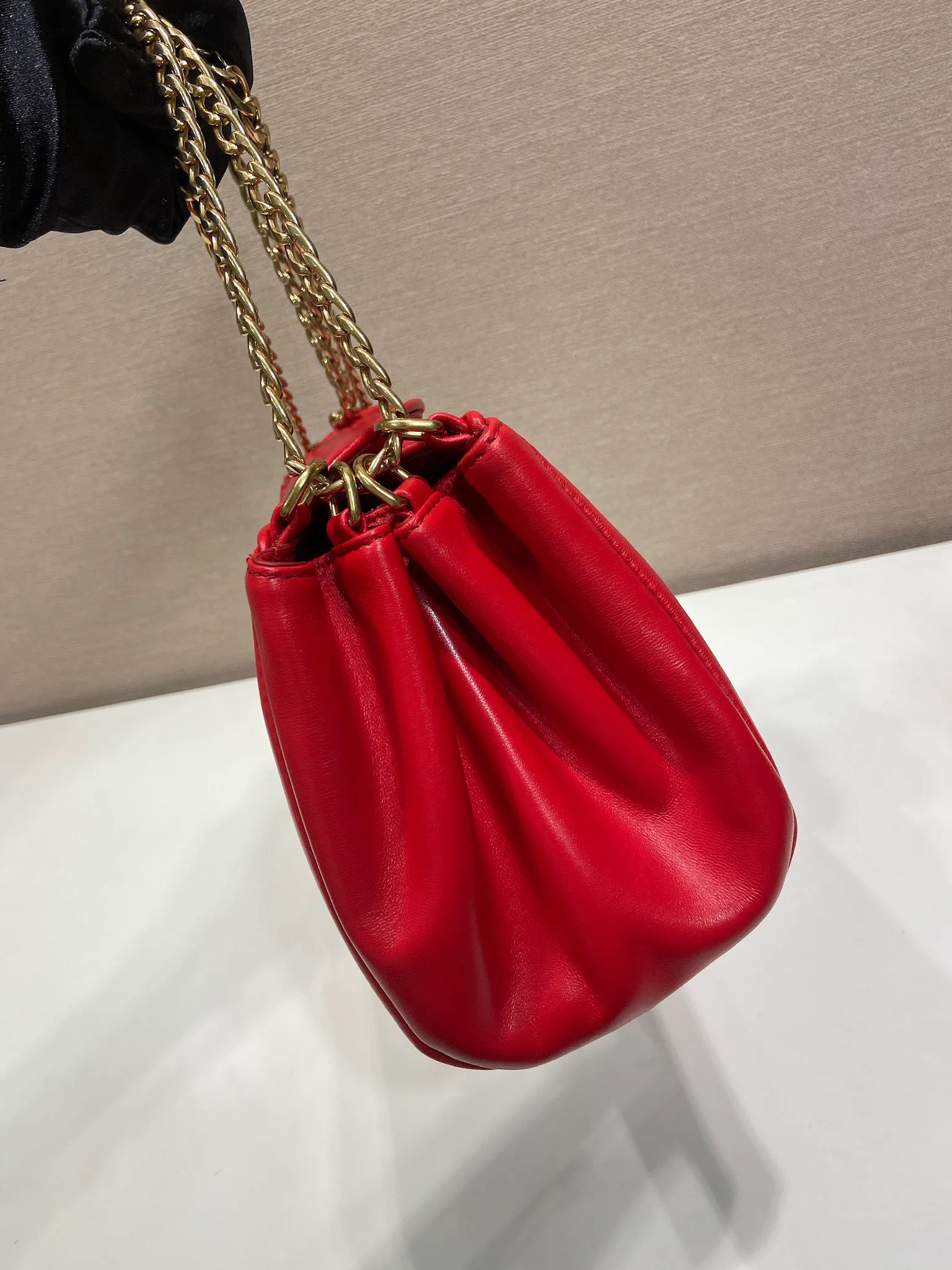 💰1500🎉New🎉1BD395🎉🎉 This Tumulte bag suggests a sporty yet refined stance, an authentic, nappa leather design characterized by soft side pleats and curves that create a refined feminine silhouette. The bag is decorated with three sliding chain handles, a detachable chain shoulder strap and a magnetic closure on the flap, which can be combined into different wearing styles. There is a lot of space, babies, hurry up and get it🎉🎉Length 24xHeight 13xBottom 13cm🎉🎉🎉💰💰💰