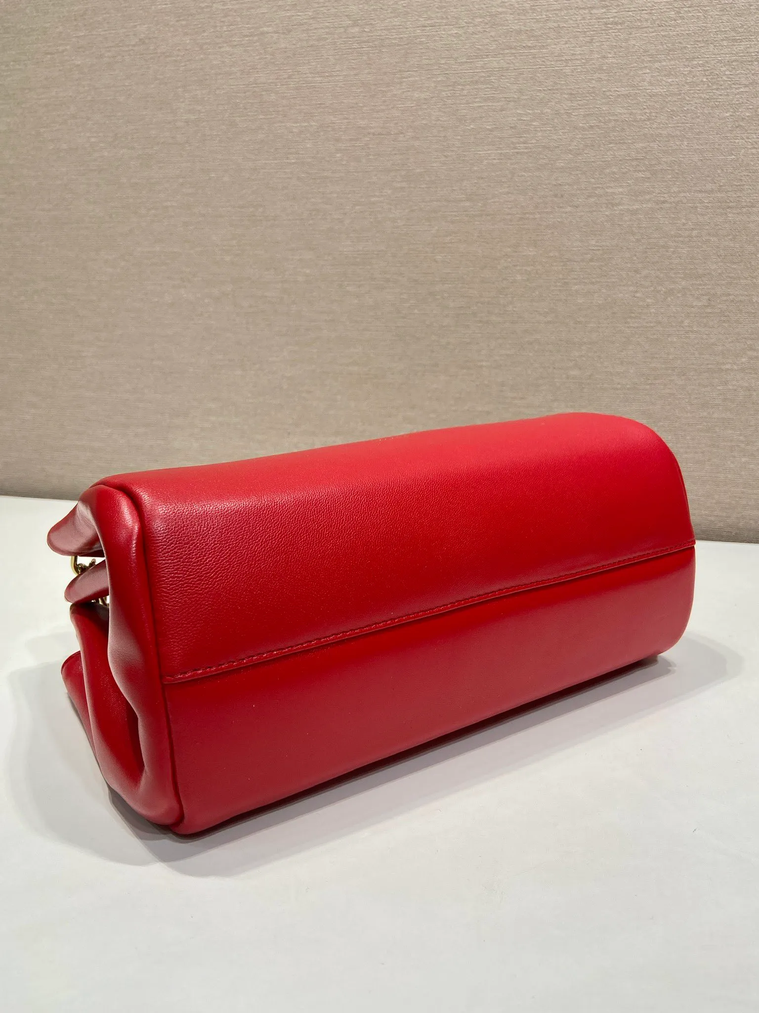 💰1500🎉New🎉1BD395🎉🎉 This Tumulte bag suggests a sporty yet refined stance, an authentic, nappa leather design characterized by soft side pleats and curves that create a refined feminine silhouette. The bag is decorated with three sliding chain handles, a detachable chain shoulder strap and a magnetic closure on the flap, which can be combined into different wearing styles. There is a lot of space, babies, hurry up and get it🎉🎉Length 24xHeight 13xBottom 13cm🎉🎉🎉💰💰💰