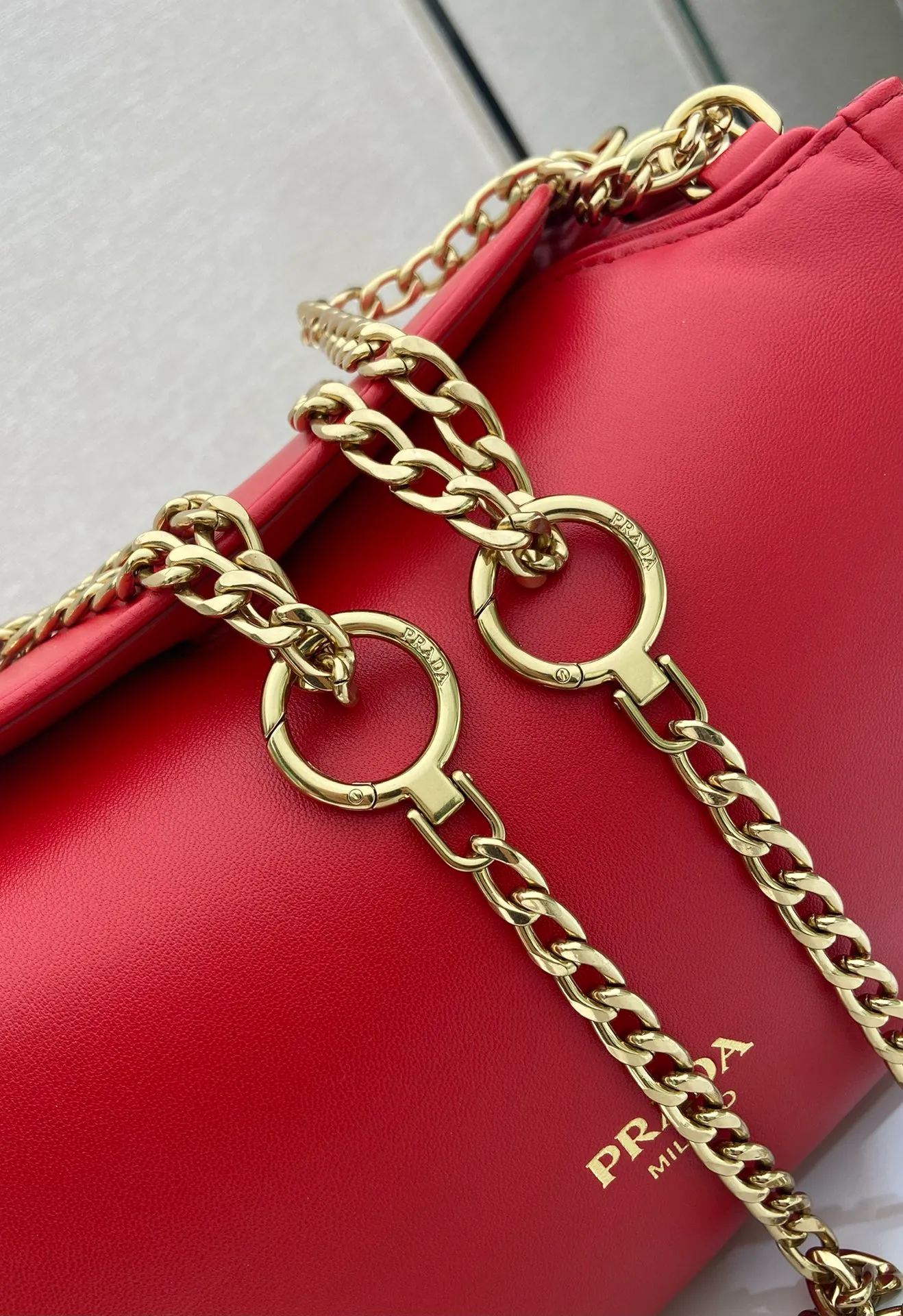 💰1500🎉New🎉1BD395🎉🎉 This Tumulte bag suggests a sporty yet refined stance, an authentic, nappa leather design characterized by soft side pleats and curves that create a refined feminine silhouette. The bag is decorated with three sliding chain handles, a detachable chain shoulder strap and a magnetic closure on the flap, which can be combined into different wearing styles. There is a lot of space, babies, hurry up and get it🎉🎉Length 24xHeight 13xBottom 13cm🎉🎉🎉💰💰💰