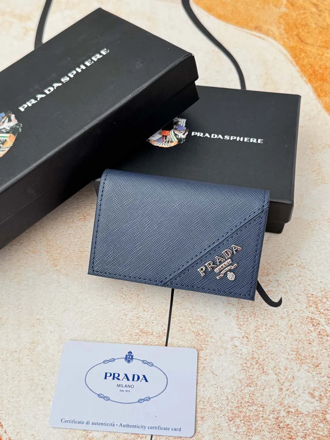 💰120💰PRADA’s popular men’s card holder counter new style, official website synchronization, genuine development, model 2MC122#. Color/Blue As shown in the picture, real shot 💋Cross-grain cowhide texture is excellent, threaded lining, hardware accessories! Exquisite wiring, even and neat lines, smooth oil edges, size: 11cm long, 6.5cm high