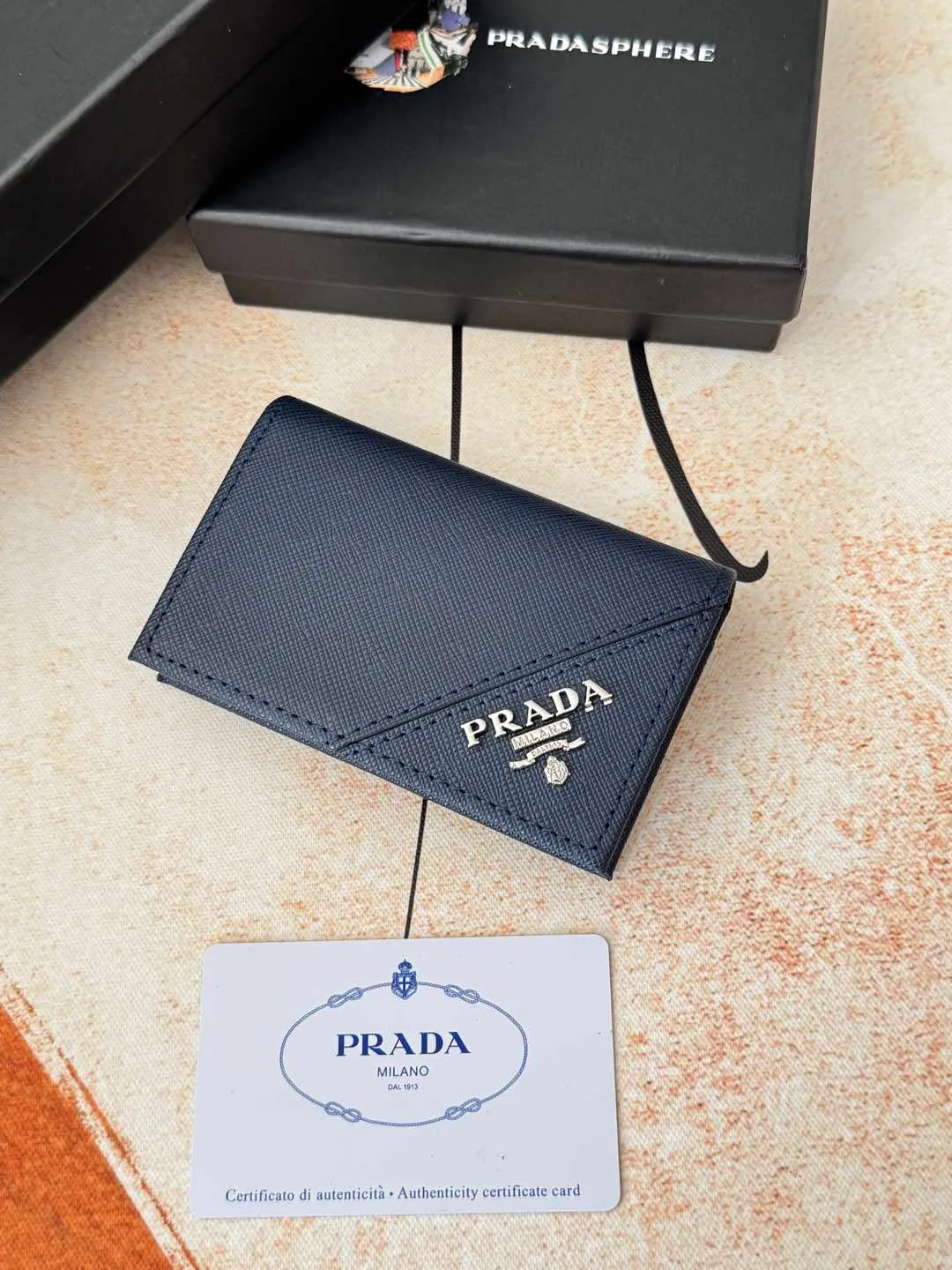 💰120💰PRADA’s popular men’s card holder counter new style, official website synchronization, genuine development, model 2MC122#. Color/Blue As shown in the picture, real shot 💋Cross-grain cowhide texture is excellent, threaded lining, hardware accessories! Exquisite wiring, even and neat lines, smooth oil edges, size: 11cm long, 6.5cm high