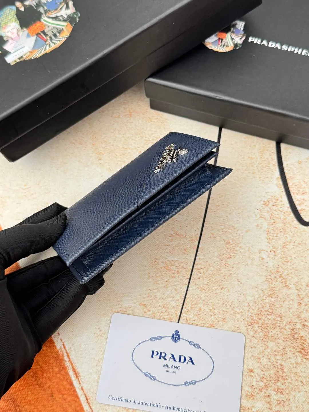 💰120💰PRADA’s popular men’s card holder counter new style, official website synchronization, genuine development, model 2MC122#. Color/Blue As shown in the picture, real shot 💋Cross-grain cowhide texture is excellent, threaded lining, hardware accessories! Exquisite wiring, even and neat lines, smooth oil edges, size: 11cm long, 6.5cm high