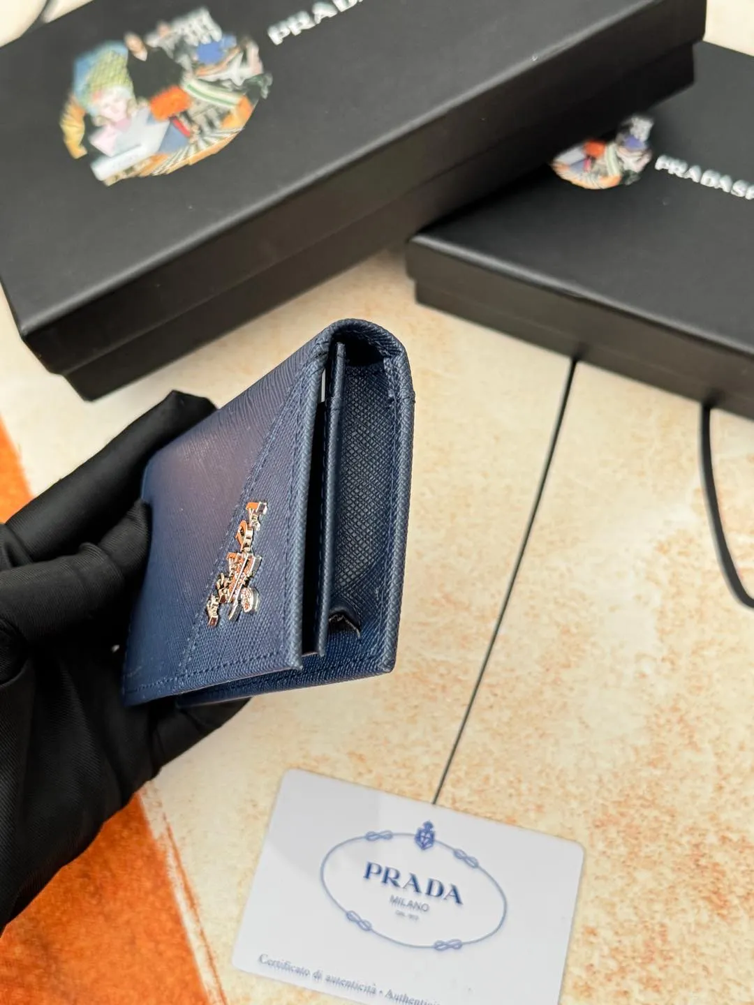 💰120💰PRADA’s popular men’s card holder counter new style, official website synchronization, genuine development, model 2MC122#. Color/Blue As shown in the picture, real shot 💋Cross-grain cowhide texture is excellent, threaded lining, hardware accessories! Exquisite wiring, even and neat lines, smooth oil edges, size: 11cm long, 6.5cm high
