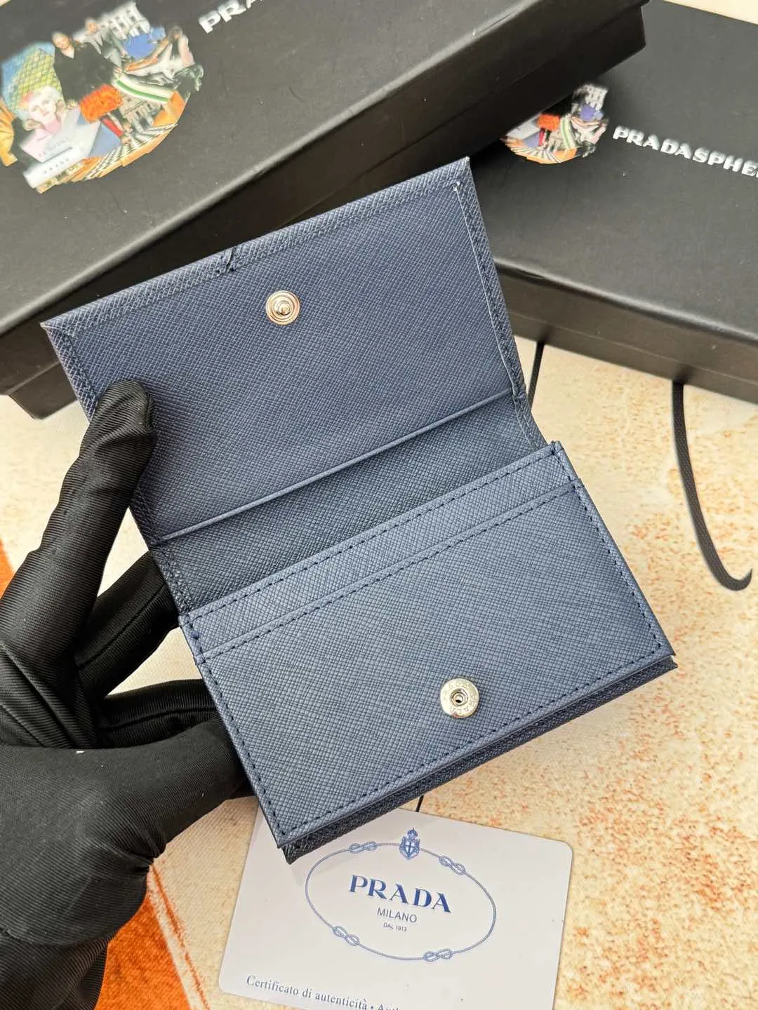 💰120💰PRADA’s popular men’s card holder counter new style, official website synchronization, genuine development, model 2MC122#. Color/Blue As shown in the picture, real shot 💋Cross-grain cowhide texture is excellent, threaded lining, hardware accessories! Exquisite wiring, even and neat lines, smooth oil edges, size: 11cm long, 6.5cm high