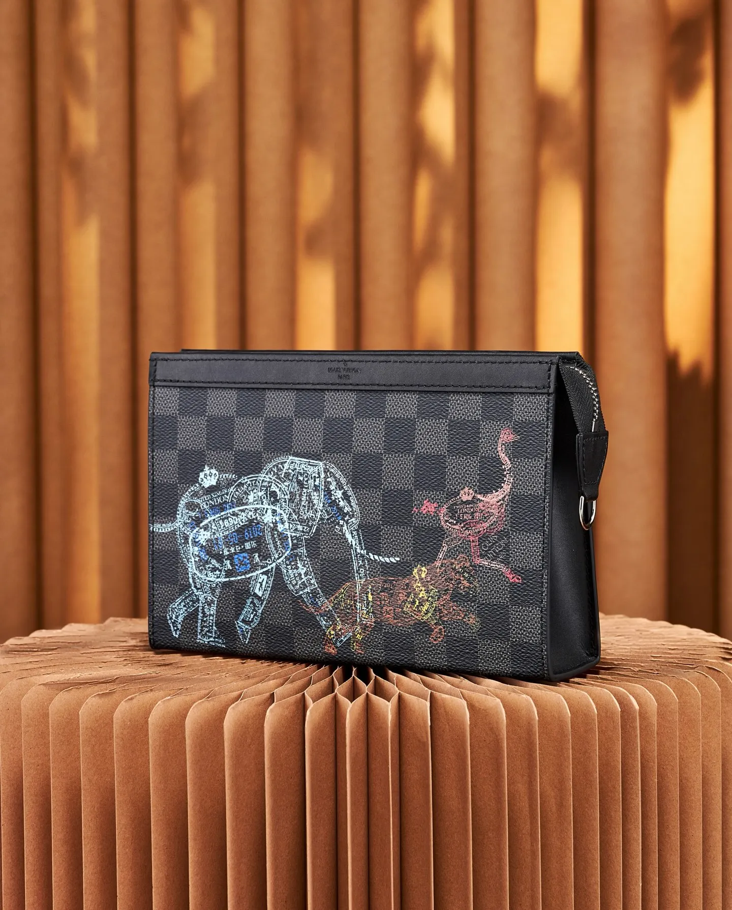 P¥640 [Top Original Order] N64608 This cross-body clutch and dual-use Gaston Wearable Wallet handbag is made of Damier Graphite canvas, with a customs seal-style pattern on the checkerboard surface to show the scene of charging elephants, tigers and ostriches. A removable card holder attached to the shoulder strap allows for touch-free payment. Dimensions: 22 x 14.5 x 4.5 cm