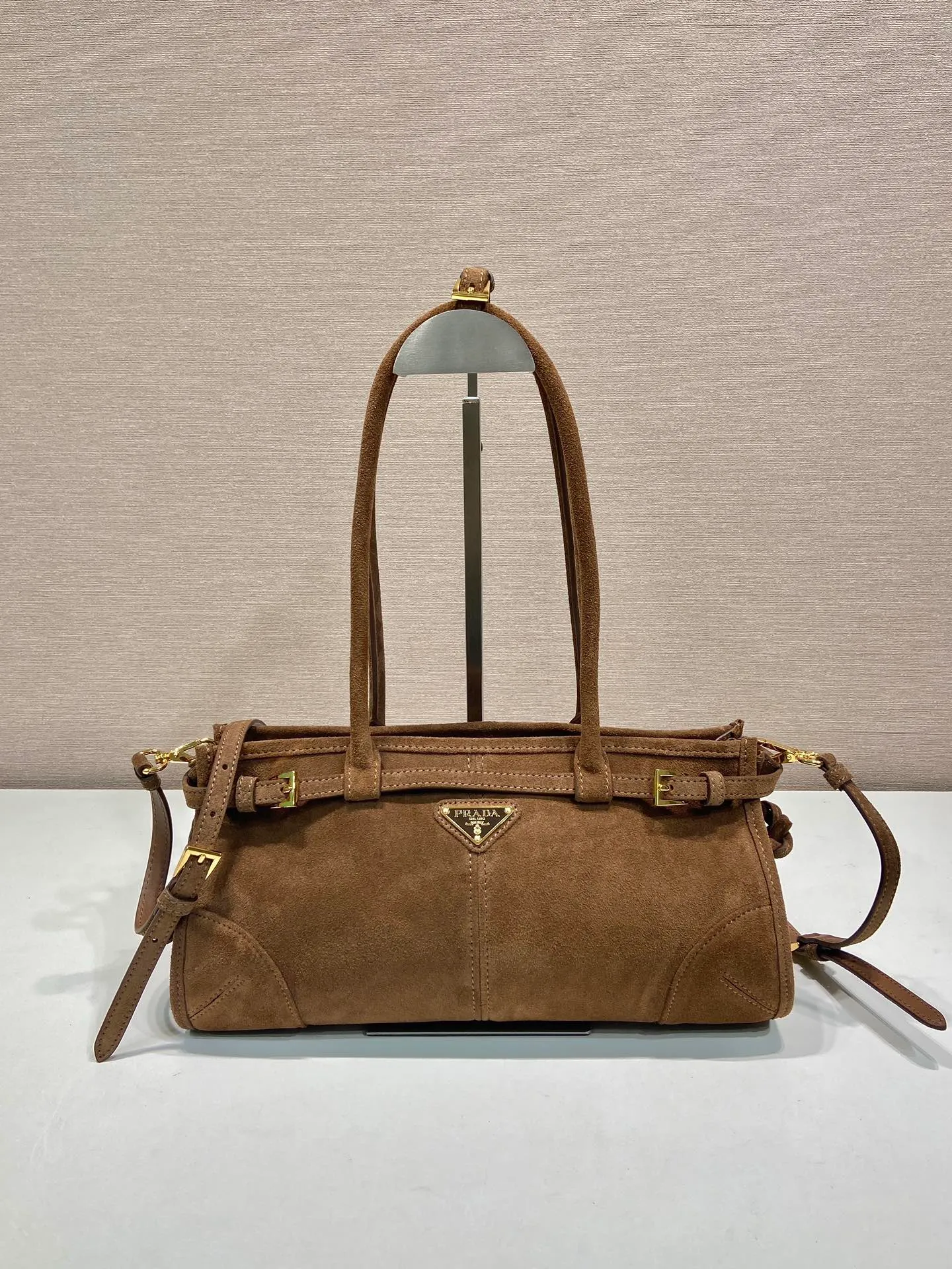💰1660🎉LusSolf nubuck leather🎉1BA426🎉🎉 This hand-held crossbody bag is made of imported nubuck leather and exudes a classic atmosphere. It is equipped with a detachable and adjustable long shoulder strap, which is convenient for different occasions. It has a very large capacity and is easy to use. It is definitely a must-have for fashionistas. Hurry up and take this retro style handbag home! Length 32x Height 15.5x Bottom 12cm🎉🎉🎉👏👏👏