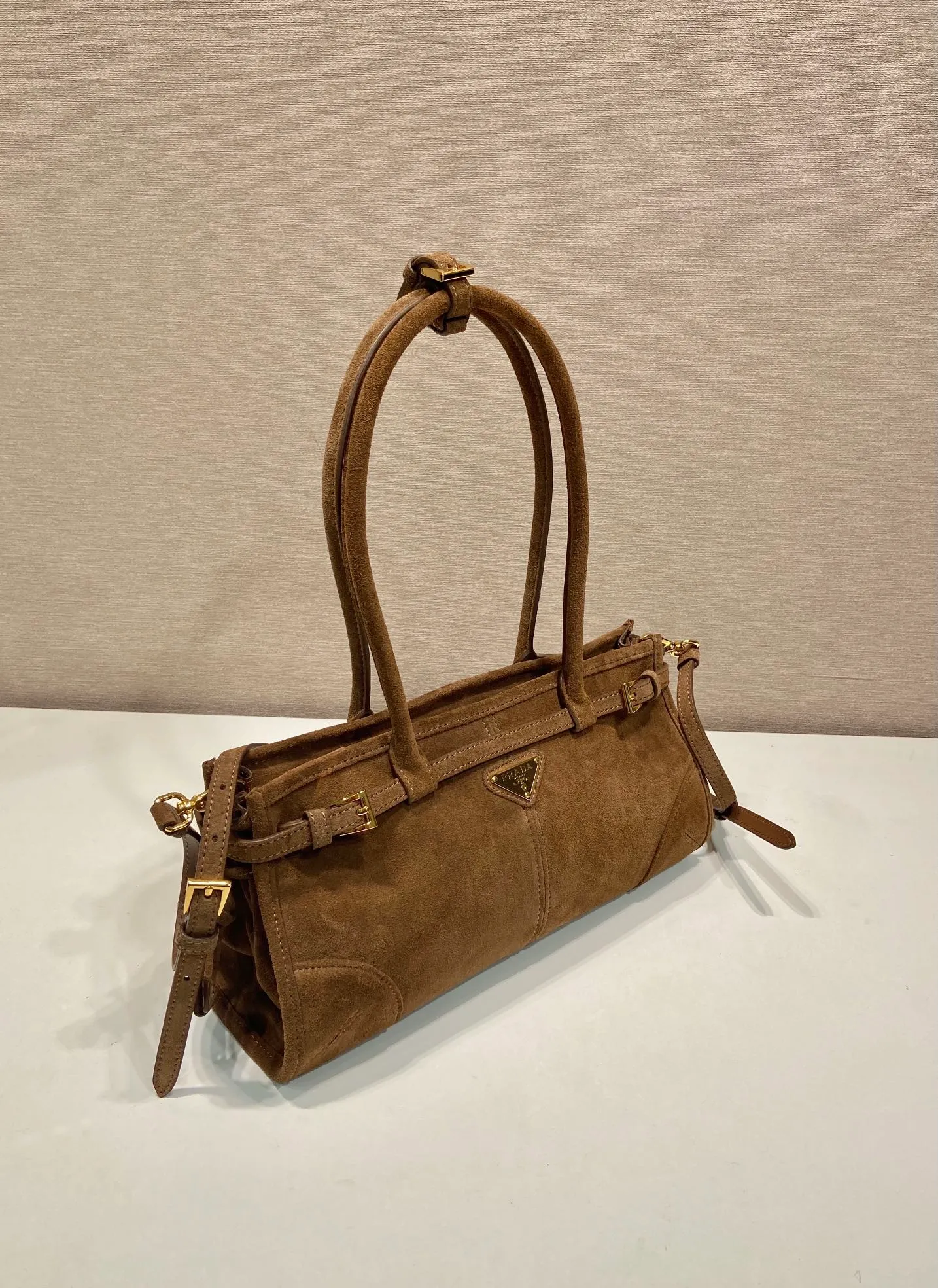 💰1660🎉LusSolf nubuck leather🎉1BA426🎉🎉 This hand-held crossbody bag is made of imported nubuck leather and exudes a classic atmosphere. It is equipped with a detachable and adjustable long shoulder strap, which is convenient for different occasions. It has a very large capacity and is easy to use. It is definitely a must-have for fashionistas. Hurry up and take this retro style handbag home! Length 32x Height 15.5x Bottom 12cm🎉🎉🎉👏👏👏