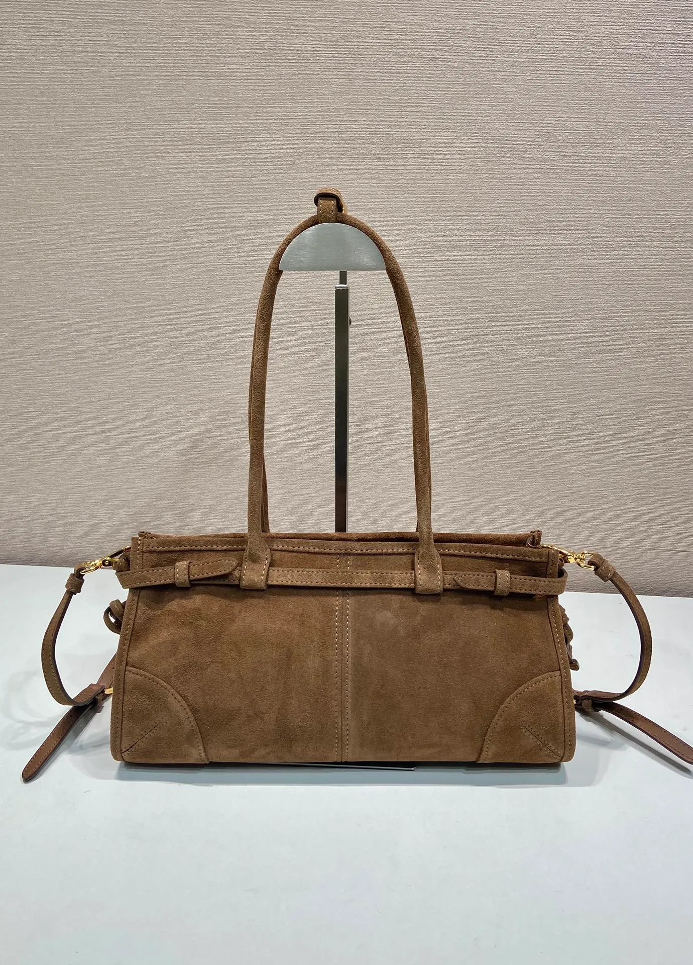 💰1660🎉LusSolf nubuck leather🎉1BA426🎉🎉 This hand-held crossbody bag is made of imported nubuck leather and exudes a classic atmosphere. It is equipped with a detachable and adjustable long shoulder strap, which is convenient for different occasions. It has a very large capacity and is easy to use. It is definitely a must-have for fashionistas. Hurry up and take this retro style handbag home! Length 32x Height 15.5x Bottom 12cm🎉🎉🎉👏👏👏