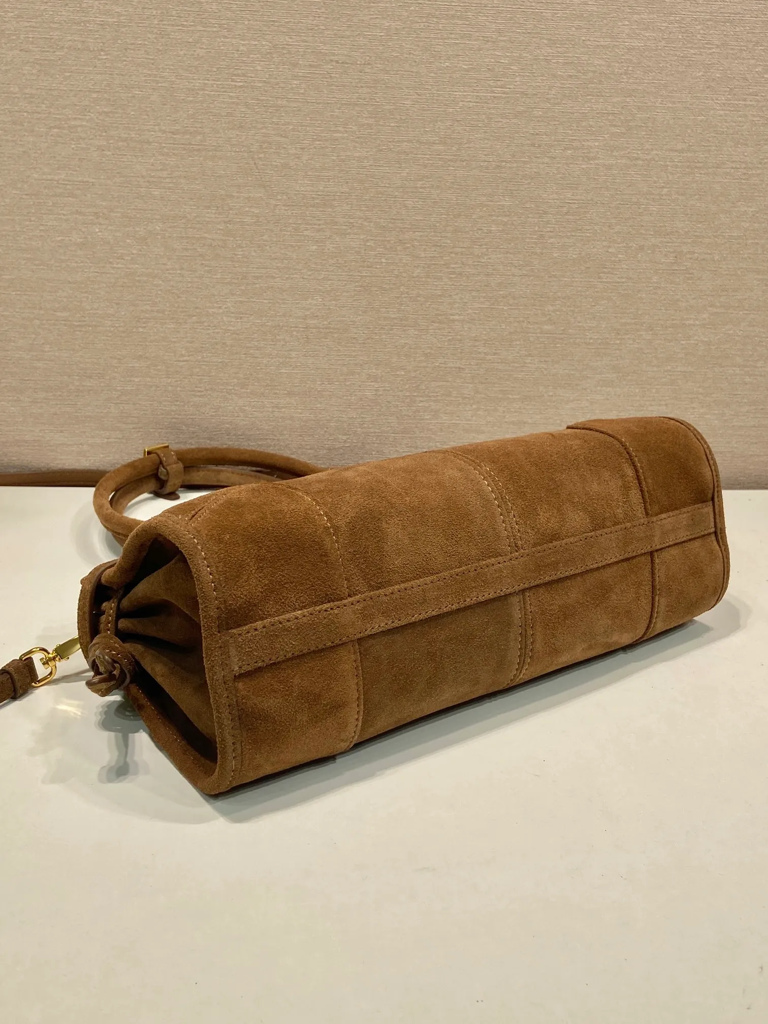 💰1660🎉LusSolf nubuck leather🎉1BA426🎉🎉 This hand-held crossbody bag is made of imported nubuck leather and exudes a classic atmosphere. It is equipped with a detachable and adjustable long shoulder strap, which is convenient for different occasions. It has a very large capacity and is easy to use. It is definitely a must-have for fashionistas. Hurry up and take this retro style handbag home! Length 32x Height 15.5x Bottom 12cm🎉🎉🎉👏👏👏