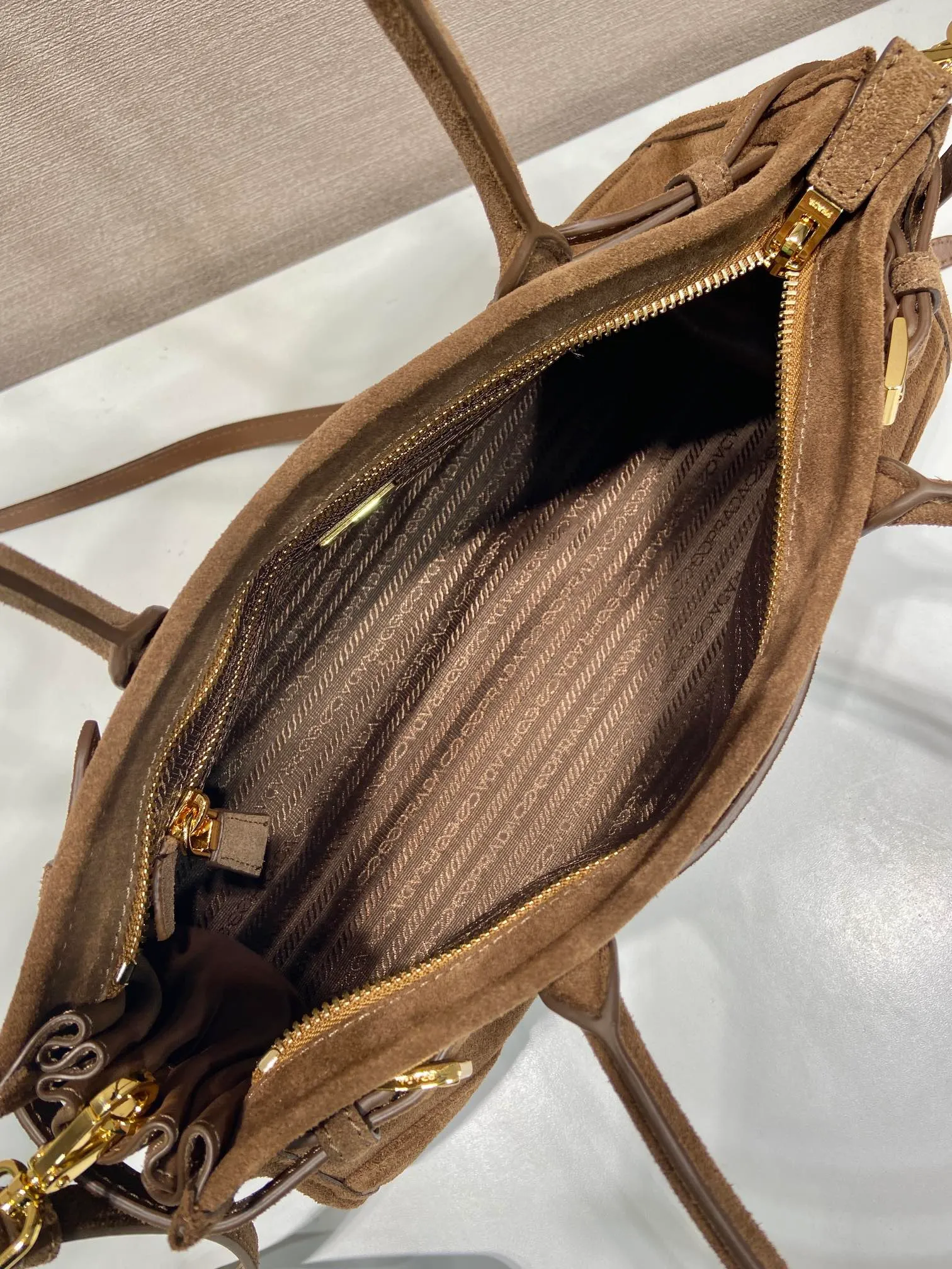 💰1660🎉LusSolf nubuck leather🎉1BA426🎉🎉 This hand-held crossbody bag is made of imported nubuck leather and exudes a classic atmosphere. It is equipped with a detachable and adjustable long shoulder strap, which is convenient for different occasions. It has a very large capacity and is easy to use. It is definitely a must-have for fashionistas. Hurry up and take this retro style handbag home! Length 32x Height 15.5x Bottom 12cm🎉🎉🎉👏👏👏