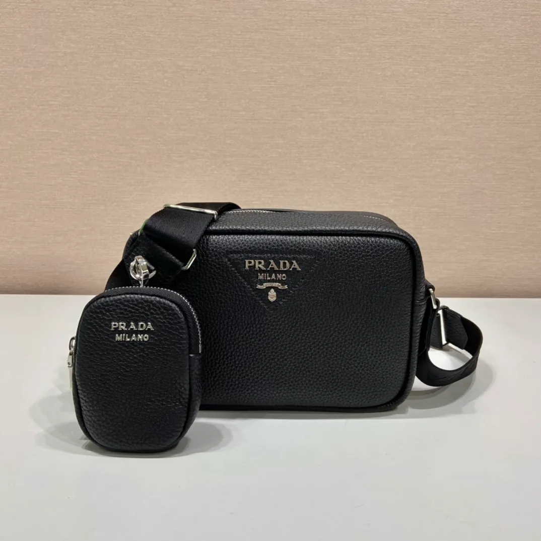 💰1600🎉New cross-body bag🎉1BH182🎉🎉 This cross-body bag is made of imported deerskin grain cowhide and equipped with an adjustable long shoulder strap. My favorite is the small bag on the shoulder strap😘It’s so perfect😘, it has large capacity, simple and elegant, and it feels super soft🎉Hurry up and get it🎉 Length 22x Height 14.5x Bottom 8cm🎉🎉🎉👏👏👏