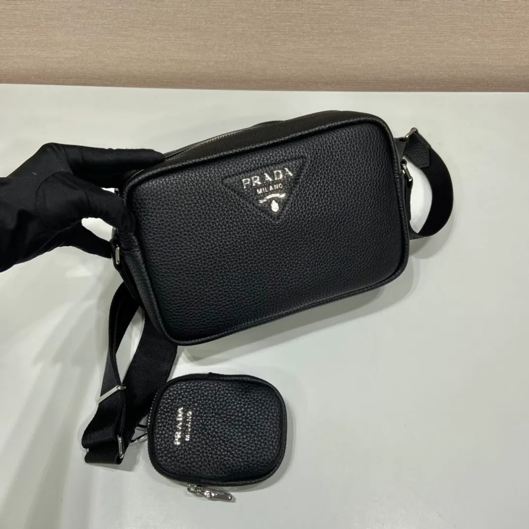 💰1600🎉New cross-body bag🎉1BH182🎉🎉 This cross-body bag is made of imported deerskin grain cowhide and equipped with an adjustable long shoulder strap. My favorite is the small bag on the shoulder strap😘It’s so perfect😘, it has large capacity, simple and elegant, and it feels super soft🎉Hurry up and get it🎉 Length 22x Height 14.5x Bottom 8cm🎉🎉🎉👏👏👏