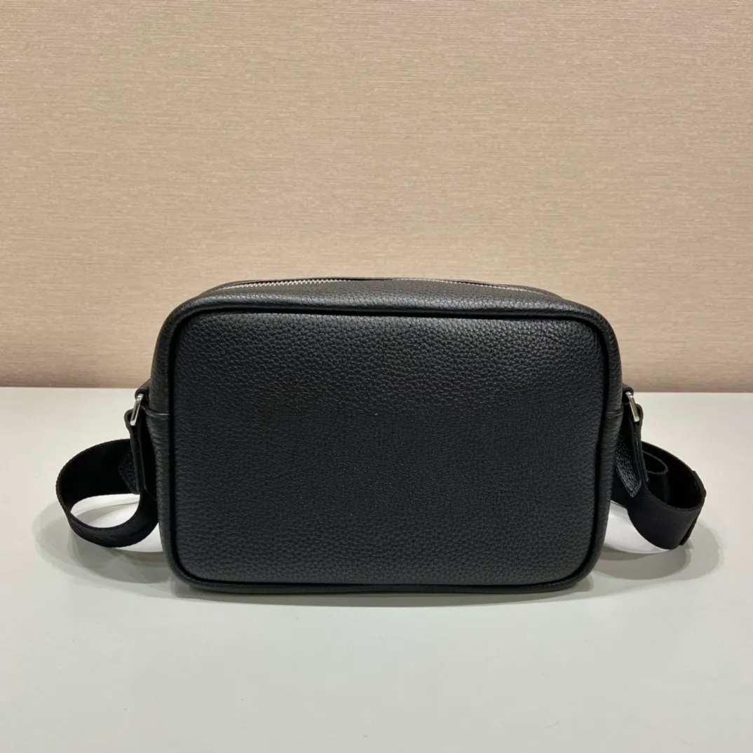 💰1600🎉New cross-body bag🎉1BH182🎉🎉 This cross-body bag is made of imported deerskin grain cowhide and equipped with an adjustable long shoulder strap. My favorite is the small bag on the shoulder strap😘It’s so perfect😘, it has large capacity, simple and elegant, and it feels super soft🎉Hurry up and get it🎉 Length 22x Height 14.5x Bottom 8cm🎉🎉🎉👏👏👏