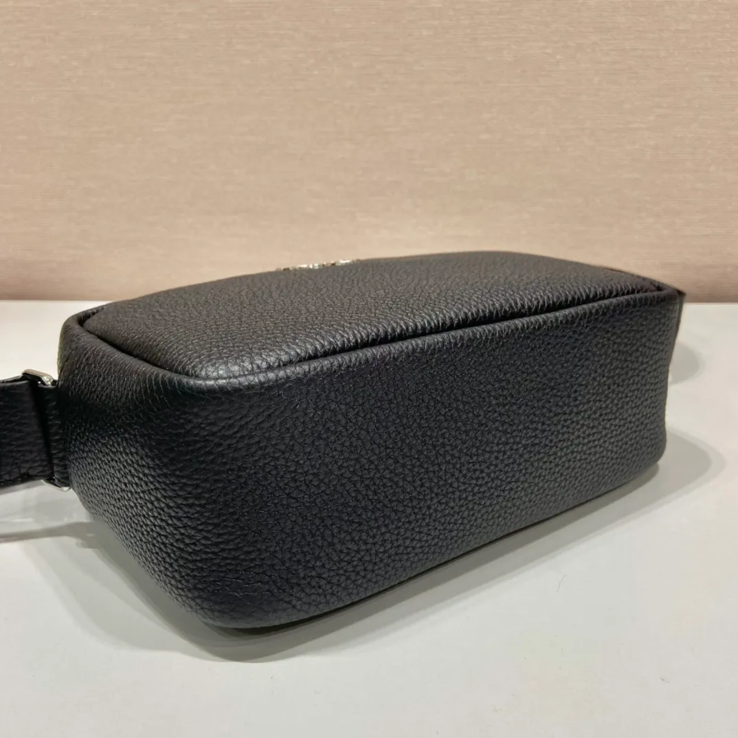 💰1600🎉New cross-body bag🎉1BH182🎉🎉 This cross-body bag is made of imported deerskin grain cowhide and equipped with an adjustable long shoulder strap. My favorite is the small bag on the shoulder strap😘It’s so perfect😘, it has large capacity, simple and elegant, and it feels super soft🎉Hurry up and get it🎉 Length 22x Height 14.5x Bottom 8cm🎉🎉🎉👏👏👏