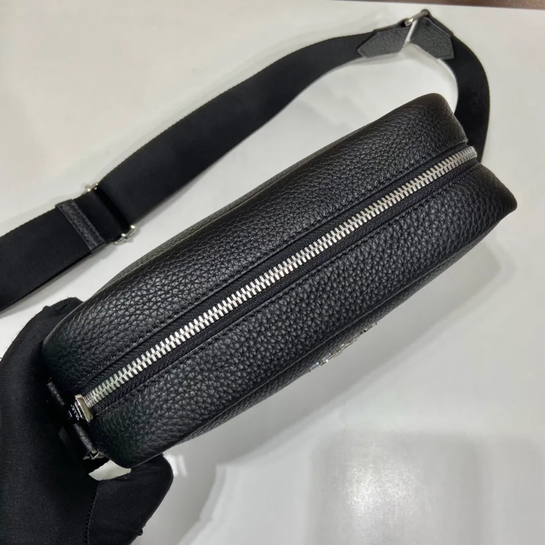 💰1600🎉New cross-body bag🎉1BH182🎉🎉 This cross-body bag is made of imported deerskin grain cowhide and equipped with an adjustable long shoulder strap. My favorite is the small bag on the shoulder strap😘It’s so perfect😘, it has large capacity, simple and elegant, and it feels super soft🎉Hurry up and get it🎉 Length 22x Height 14.5x Bottom 8cm🎉🎉🎉👏👏👏