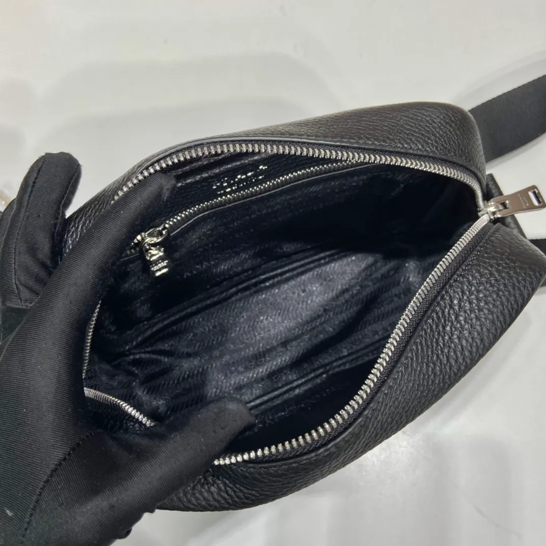 💰1600🎉New cross-body bag🎉1BH182🎉🎉 This cross-body bag is made of imported deerskin grain cowhide and equipped with an adjustable long shoulder strap. My favorite is the small bag on the shoulder strap😘It’s so perfect😘, it has large capacity, simple and elegant, and it feels super soft🎉Hurry up and get it🎉 Length 22x Height 14.5x Bottom 8cm🎉🎉🎉👏👏👏