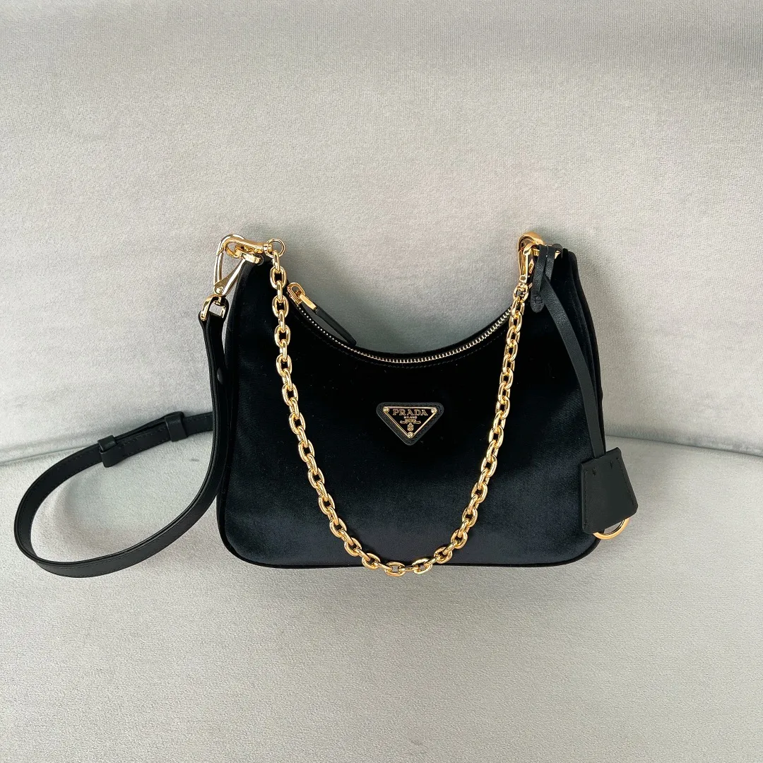 💰1040🌟New product debut 2023 autumn and winter new velvet three-in-one 1BC204 Hobo three-in-one has become a mainstream fashion trend! Super versatile and good-looking, fashionable people must buy it! Carefully made of new velvet material, unique adjustable shoulder strap design with skillful craftsmanship, unique all-leather chain handles, triangle logo on the front, not only practical, lightweight but also beautiful. The spacious internal compartment is simply great👏 The new favorite of fashionistas. The perfect details are comparable to the brick cabinet Super 5🌟 Size: 22*18*6cm Black