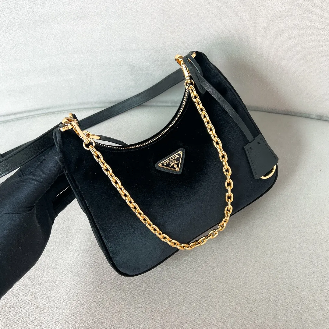 💰1040🌟New product debut 2023 autumn and winter new velvet three-in-one 1BC204 Hobo three-in-one has become a mainstream fashion trend! Super versatile and good-looking, fashionable people must buy it! Carefully made of new velvet material, unique adjustable shoulder strap design with skillful craftsmanship, unique all-leather chain handles, triangle logo on the front, not only practical, lightweight but also beautiful. The spacious internal compartment is simply great👏 The new favorite of fashionistas. The perfect details are comparable to the brick cabinet Super 5🌟 Size: 22*18*6cm Black