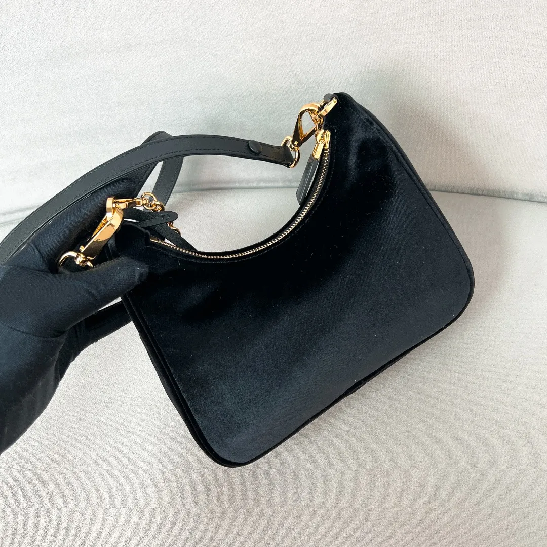 💰1040🌟New product debut 2023 autumn and winter new velvet three-in-one 1BC204 Hobo three-in-one has become a mainstream fashion trend! Super versatile and good-looking, fashionable people must buy it! Carefully made of new velvet material, unique adjustable shoulder strap design with skillful craftsmanship, unique all-leather chain handles, triangle logo on the front, not only practical, lightweight but also beautiful. The spacious internal compartment is simply great👏 The new favorite of fashionistas. The perfect details are comparable to the brick cabinet Super 5🌟 Size: 22*18*6cm Black