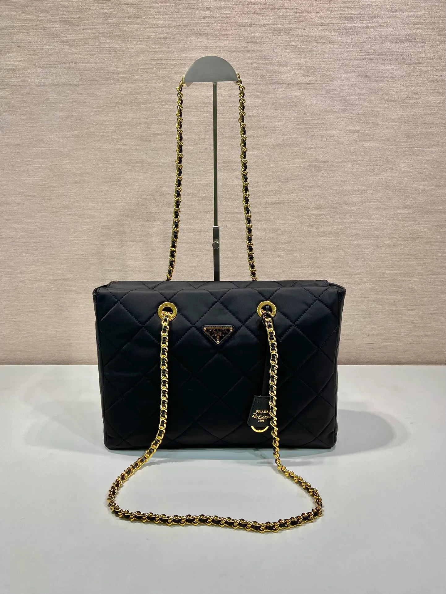 💰1240🎉Large size with vintage zipper🎉1BG467🎉🎉 This Vintage vintage chain diamond hobo bag has a great design👏👏 Purely handmade nylon rhombus design, can be worn on one shoulder, across the body, or carried on the street. The imported black gold chain is really the eternal theme of vintage😘😘It is simple and elegant, and the capacity is very large👍The upper body is particularly trendy, versatile and fashionable. No matter casual or formal, they all have a stable temperament. Hurry up and get it🙊I love this second-hand hobo bag😘😘 Length 35x Height 25x Bottom 9.5cm