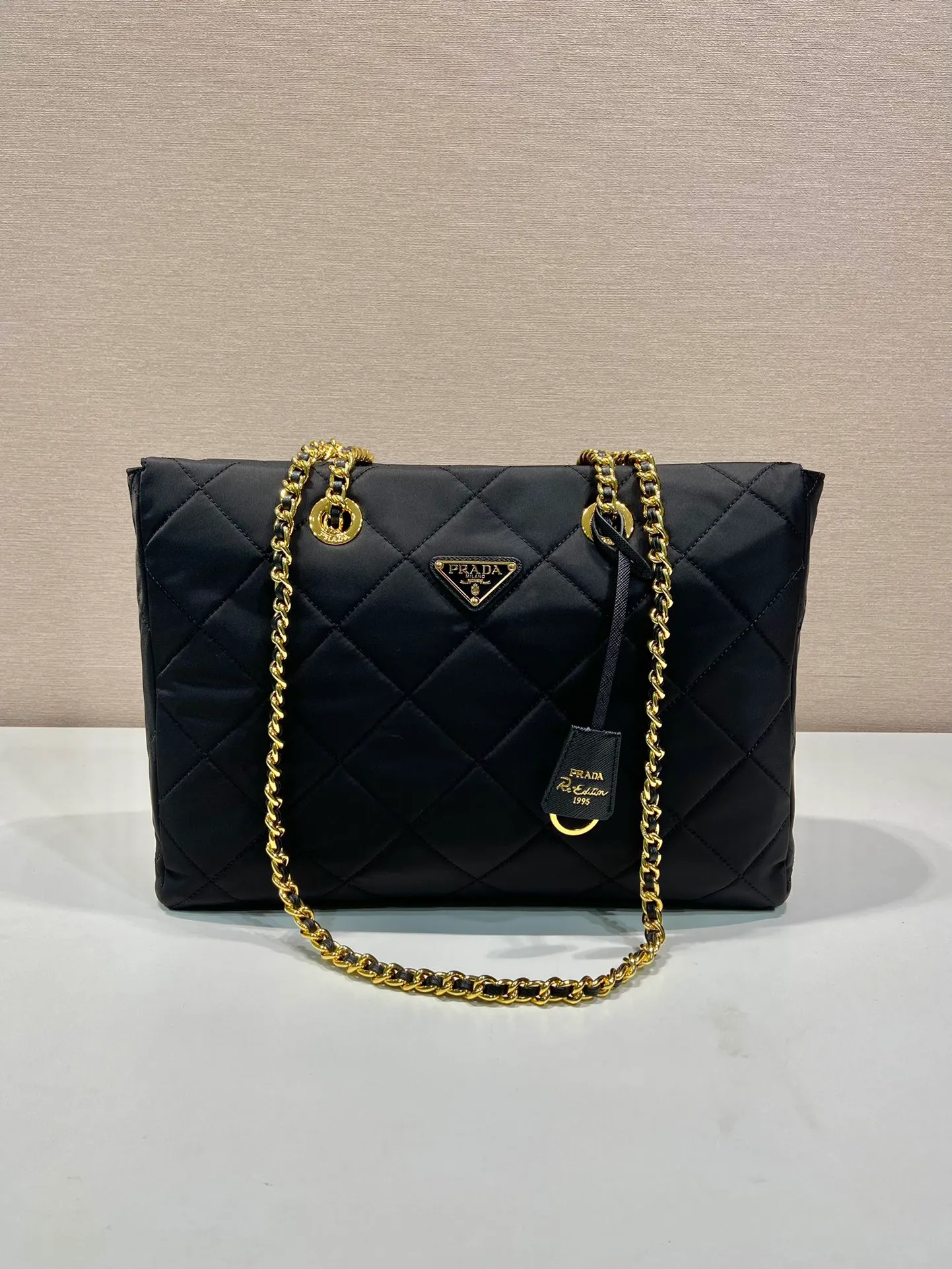 💰1240🎉Large size with vintage zipper🎉1BG467🎉🎉 This Vintage vintage chain diamond hobo bag has a great design👏👏 Purely handmade nylon rhombus design, can be worn on one shoulder, across the body, or carried on the street. The imported black gold chain is really the eternal theme of vintage😘😘It is simple and elegant, and the capacity is very large👍The upper body is particularly trendy, versatile and fashionable. No matter casual or formal, they all have a stable temperament. Hurry up and get it🙊I love this second-hand hobo bag😘😘 Length 35x Height 25x Bottom 9.5cm