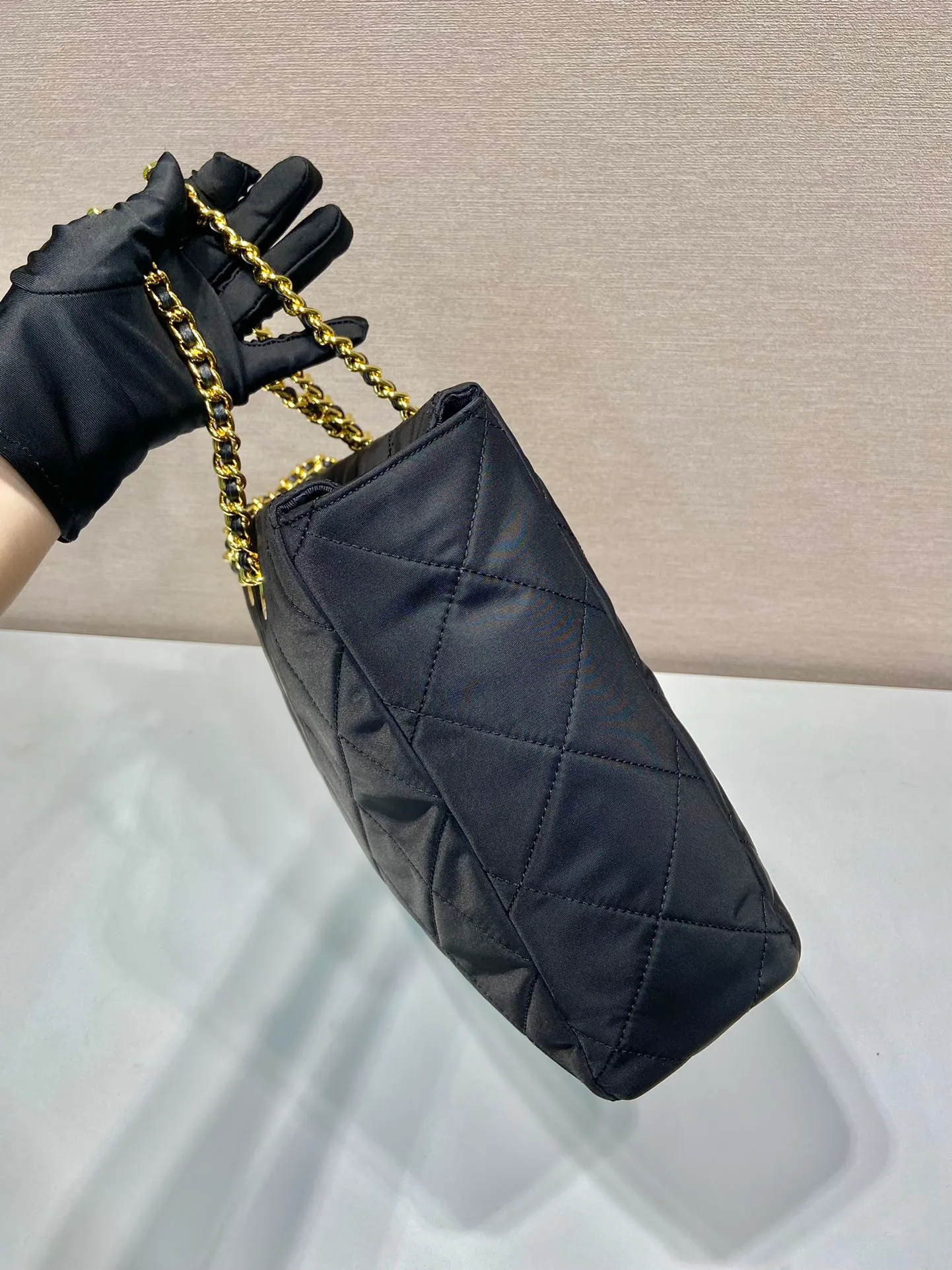 💰1240🎉Large size with vintage zipper🎉1BG467🎉🎉 This Vintage vintage chain diamond hobo bag has a great design👏👏 Purely handmade nylon rhombus design, can be worn on one shoulder, across the body, or carried on the street. The imported black gold chain is really the eternal theme of vintage😘😘It is simple and elegant, and the capacity is very large👍The upper body is particularly trendy, versatile and fashionable. No matter casual or formal, they all have a stable temperament. Hurry up and get it🙊I love this second-hand hobo bag😘😘 Length 35x Height 25x Bottom 9.5cm