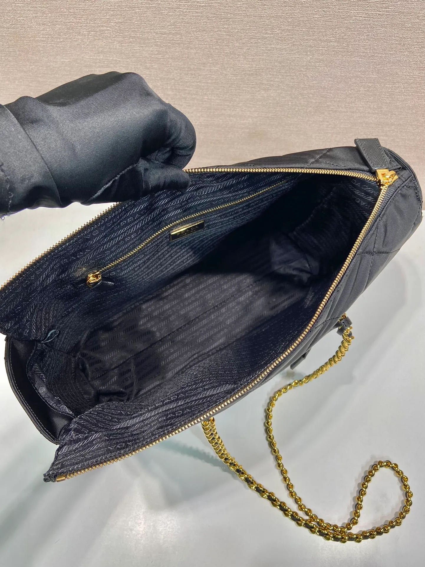 💰1240🎉Large size with vintage zipper🎉1BG467🎉🎉 This Vintage vintage chain diamond hobo bag has a great design👏👏 Purely handmade nylon rhombus design, can be worn on one shoulder, across the body, or carried on the street. The imported black gold chain is really the eternal theme of vintage😘😘It is simple and elegant, and the capacity is very large👍The upper body is particularly trendy, versatile and fashionable. No matter casual or formal, they all have a stable temperament. Hurry up and get it🙊I love this second-hand hobo bag😘😘 Length 35x Height 25x Bottom 9.5cm