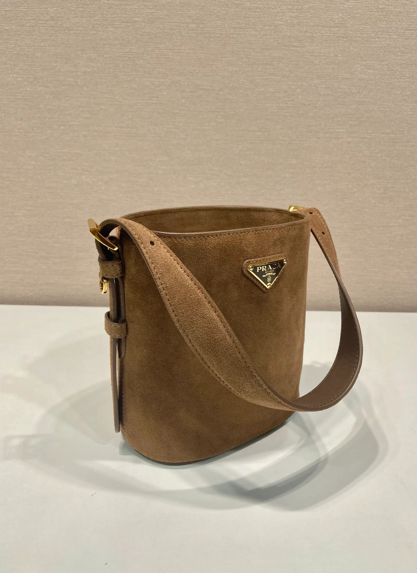 💰1360🎉New Bucket Bag🎉1BE078A Suede Small Size🎉🎉 This flexible and easy-to-wear bucket bag has a minimalist design and is made of soft suede leather. The shoulder straps are adjustable and equipped with imported sheepskin inside. It has a large space and the upper body effect is fashionable. It is a must-have in winter and is worth owning👏👏👏 Length 17 height 18.5 bottom 10.5cm🎉🎉🎉👏👏👏