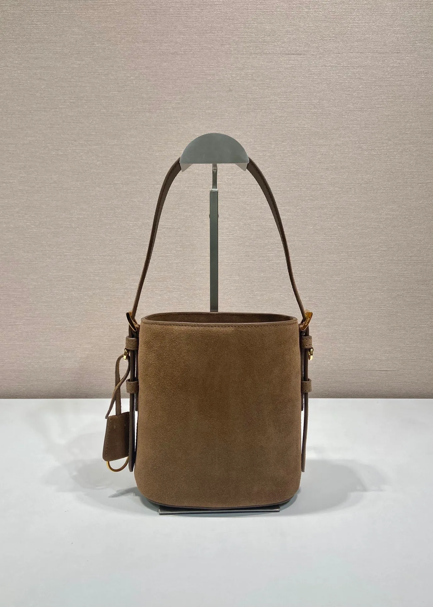 💰1360🎉New Bucket Bag🎉1BE078A Suede Small Size🎉🎉 This flexible and easy-to-wear bucket bag has a minimalist design and is made of soft suede leather. The shoulder straps are adjustable and equipped with imported sheepskin inside. It has a large space and the upper body effect is fashionable. It is a must-have in winter and is worth owning👏👏👏 Length 17 height 18.5 bottom 10.5cm🎉🎉🎉👏👏👏