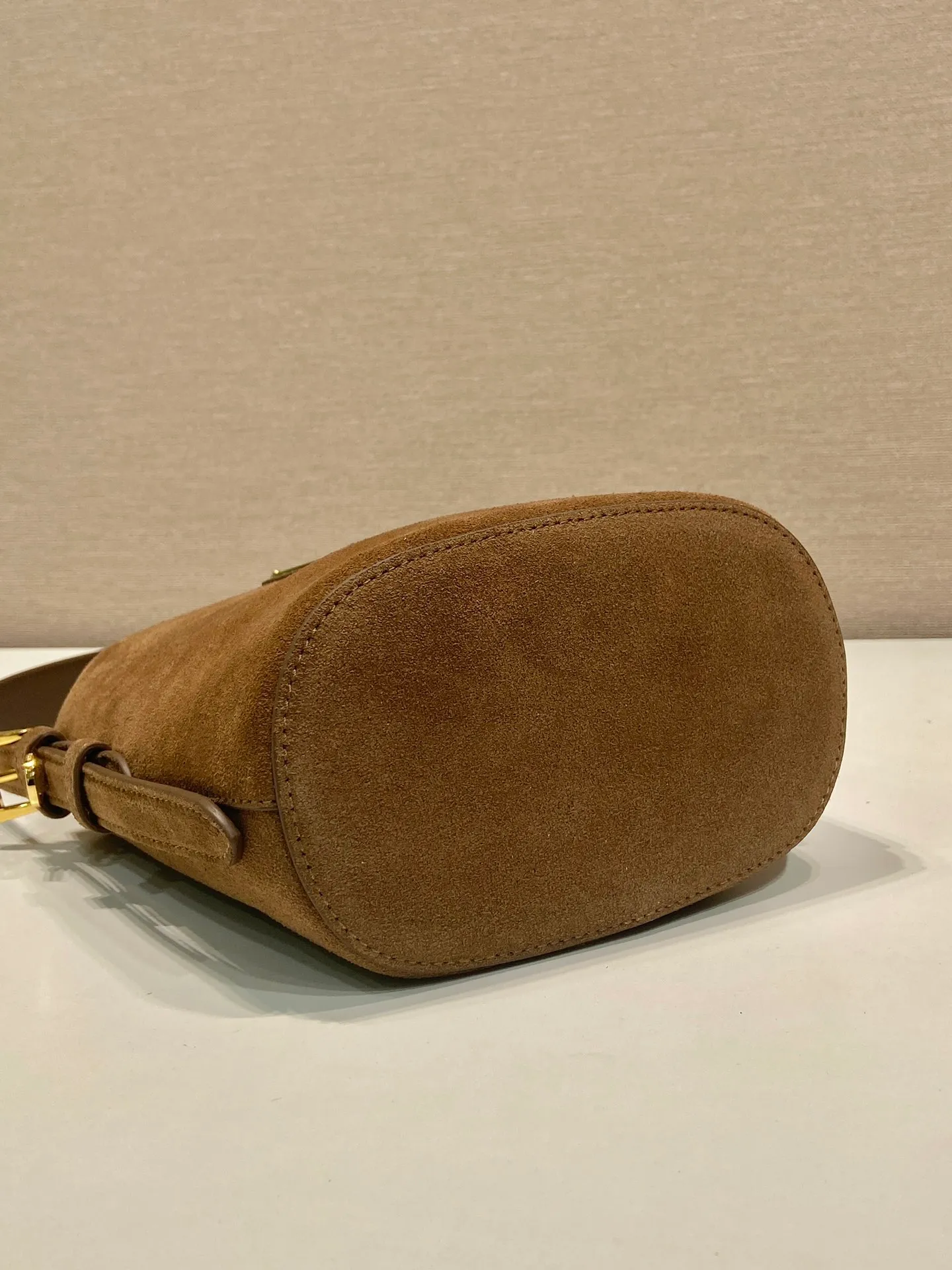 💰1360🎉New Bucket Bag🎉1BE078A Suede Small Size🎉🎉 This flexible and easy-to-wear bucket bag has a minimalist design and is made of soft suede leather. The shoulder straps are adjustable and equipped with imported sheepskin inside. It has a large space and the upper body effect is fashionable. It is a must-have in winter and is worth owning👏👏👏 Length 17 height 18.5 bottom 10.5cm🎉🎉🎉👏👏👏