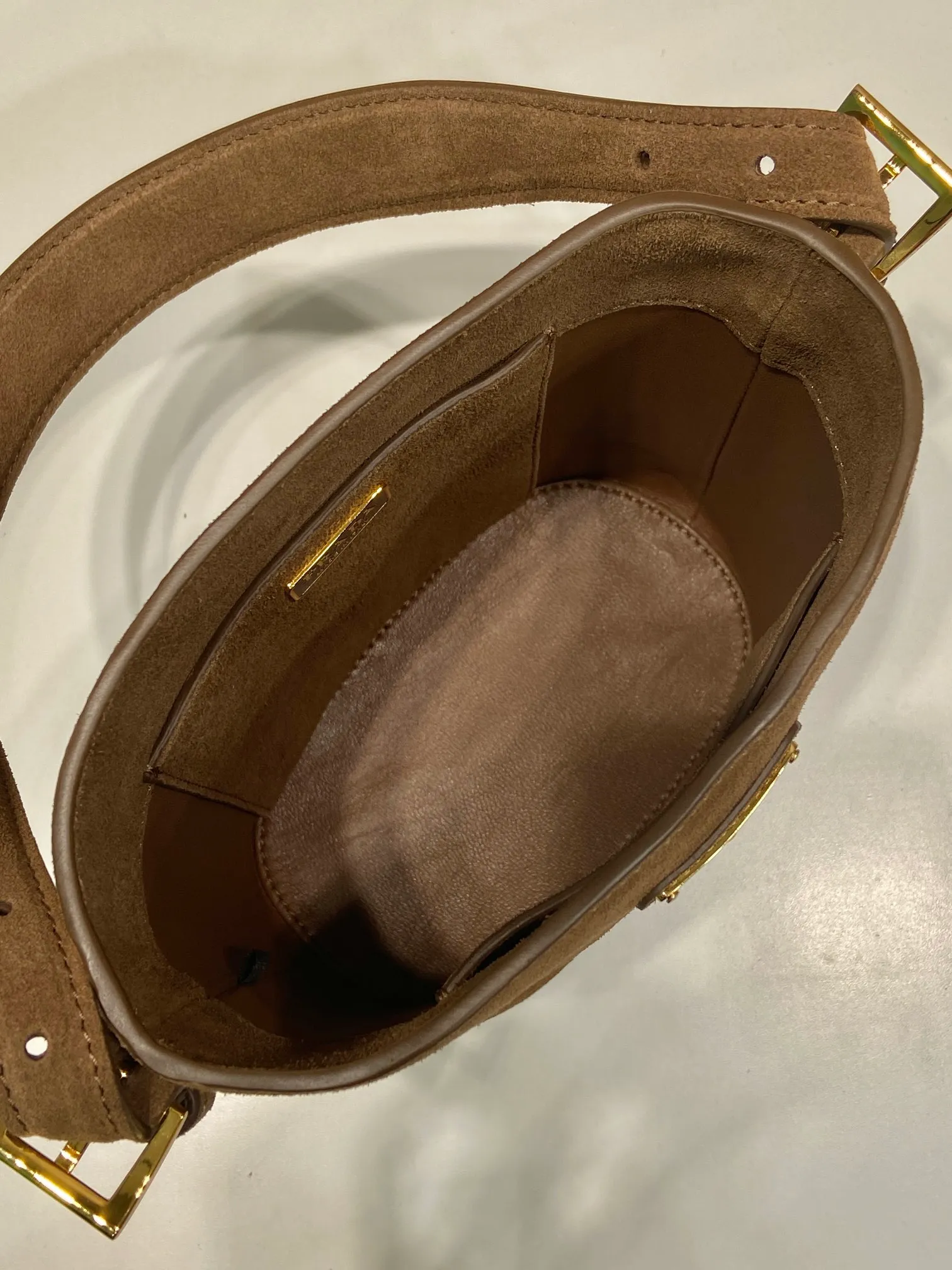 💰1360🎉New Bucket Bag🎉1BE078A Suede Small Size🎉🎉 This flexible and easy-to-wear bucket bag has a minimalist design and is made of soft suede leather. The shoulder straps are adjustable and equipped with imported sheepskin inside. It has a large space and the upper body effect is fashionable. It is a must-have in winter and is worth owning👏👏👏 Length 17 height 18.5 bottom 10.5cm🎉🎉🎉👏👏👏
