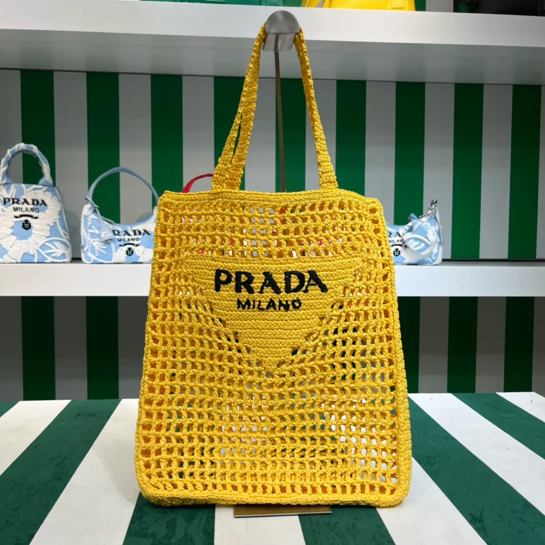 💰1160, upgraded version of raffia/yellow🌼 𝗣𝗿'𝗮𝗱𝗮raffia fiber tote bag. Made of high-quality imported raffia🌿 purely handmade! Every craftsman makes it with care and crochets it stitch by stitch! How can summer outings, picnics, and photo shoots be complete without a beautiful, lightweight and chic straw bag? 393 Size: 36×4×38cm