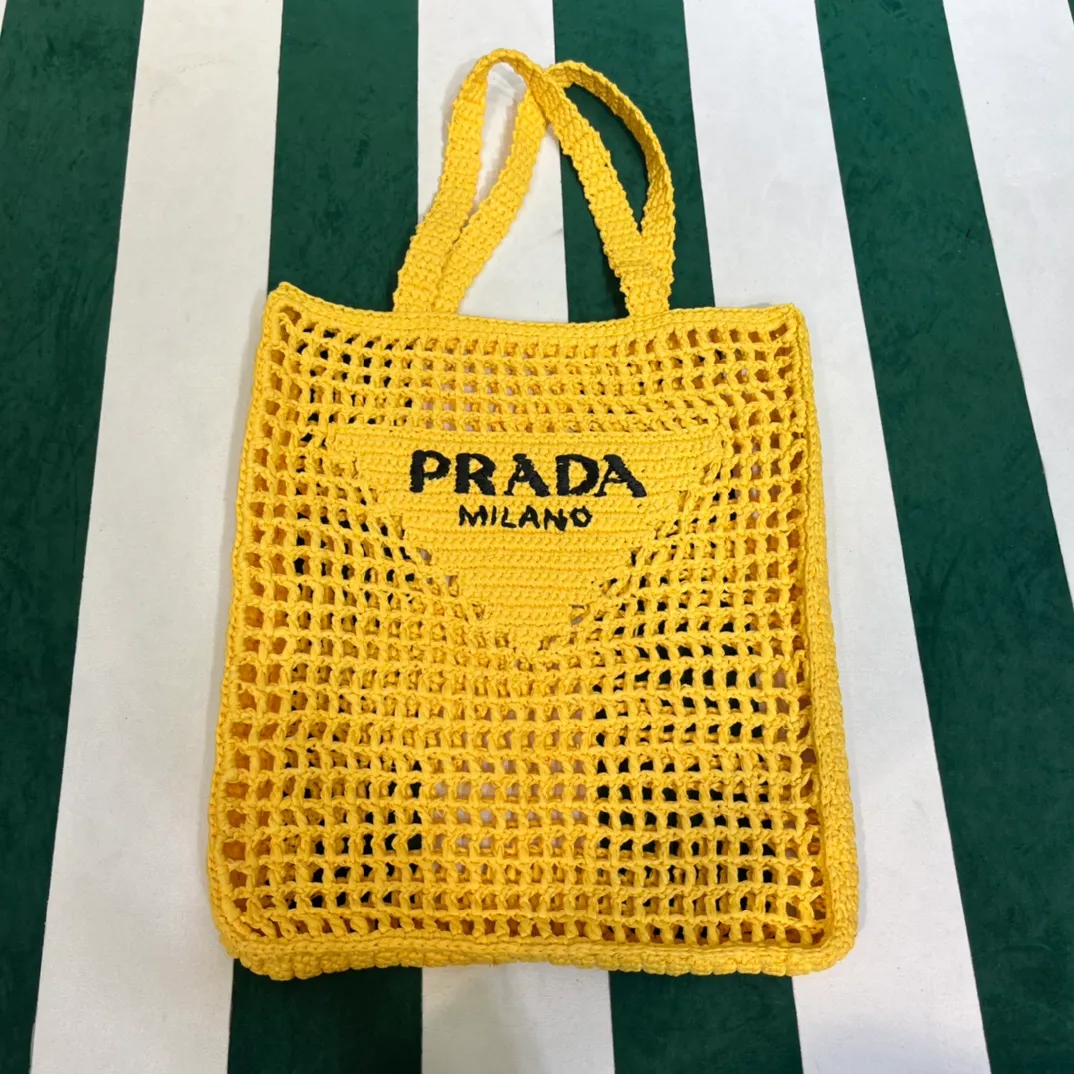 💰1160, upgraded version of raffia/yellow🌼 𝗣𝗿'𝗮𝗱𝗮raffia fiber tote bag. Made of high-quality imported raffia🌿 purely handmade! Every craftsman makes it with care and crochets it stitch by stitch! How can summer outings, picnics, and photo shoots be complete without a beautiful, lightweight and chic straw bag? 393 Size: 36×4×38cm