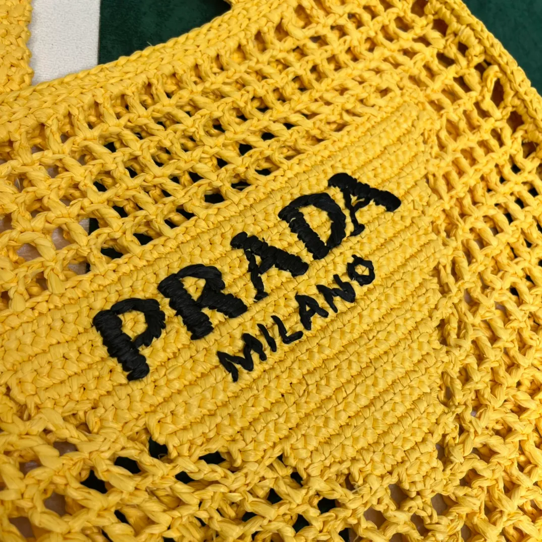 💰1160, upgraded version of raffia/yellow🌼 𝗣𝗿'𝗮𝗱𝗮raffia fiber tote bag. Made of high-quality imported raffia🌿 purely handmade! Every craftsman makes it with care and crochets it stitch by stitch! How can summer outings, picnics, and photo shoots be complete without a beautiful, lightweight and chic straw bag? 393 Size: 36×4×38cm