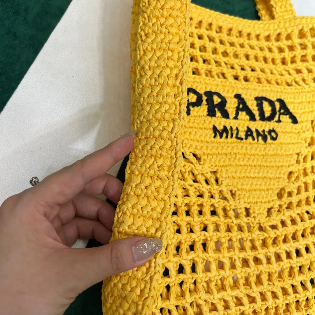 💰1160, upgraded version of raffia/yellow🌼 𝗣𝗿'𝗮𝗱𝗮raffia fiber tote bag. Made of high-quality imported raffia🌿 purely handmade! Every craftsman makes it with care and crochets it stitch by stitch! How can summer outings, picnics, and photo shoots be complete without a beautiful, lightweight and chic straw bag? 393 Size: 36×4×38cm