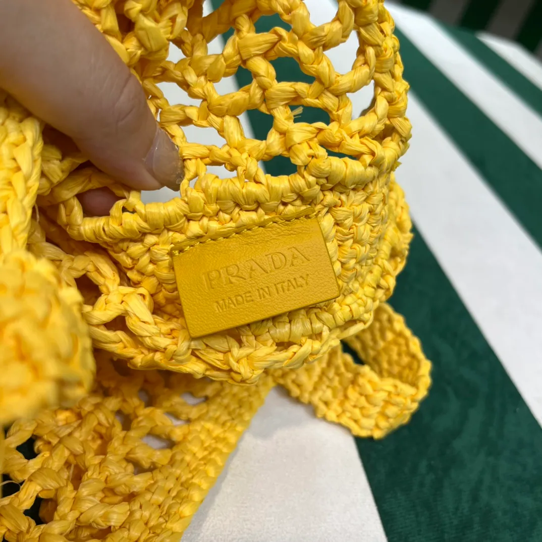 💰1160, upgraded version of raffia/yellow🌼 𝗣𝗿'𝗮𝗱𝗮raffia fiber tote bag. Made of high-quality imported raffia🌿 purely handmade! Every craftsman makes it with care and crochets it stitch by stitch! How can summer outings, picnics, and photo shoots be complete without a beautiful, lightweight and chic straw bag? 393 Size: 36×4×38cm