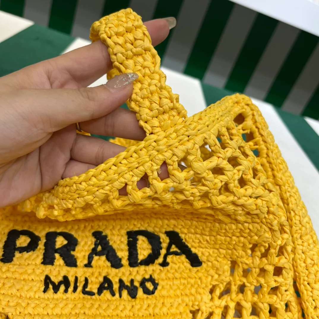💰1160, upgraded version of raffia/yellow🌼 𝗣𝗿'𝗮𝗱𝗮raffia fiber tote bag. Made of high-quality imported raffia🌿 purely handmade! Every craftsman makes it with care and crochets it stitch by stitch! How can summer outings, picnics, and photo shoots be complete without a beautiful, lightweight and chic straw bag? 393 Size: 36×4×38cm