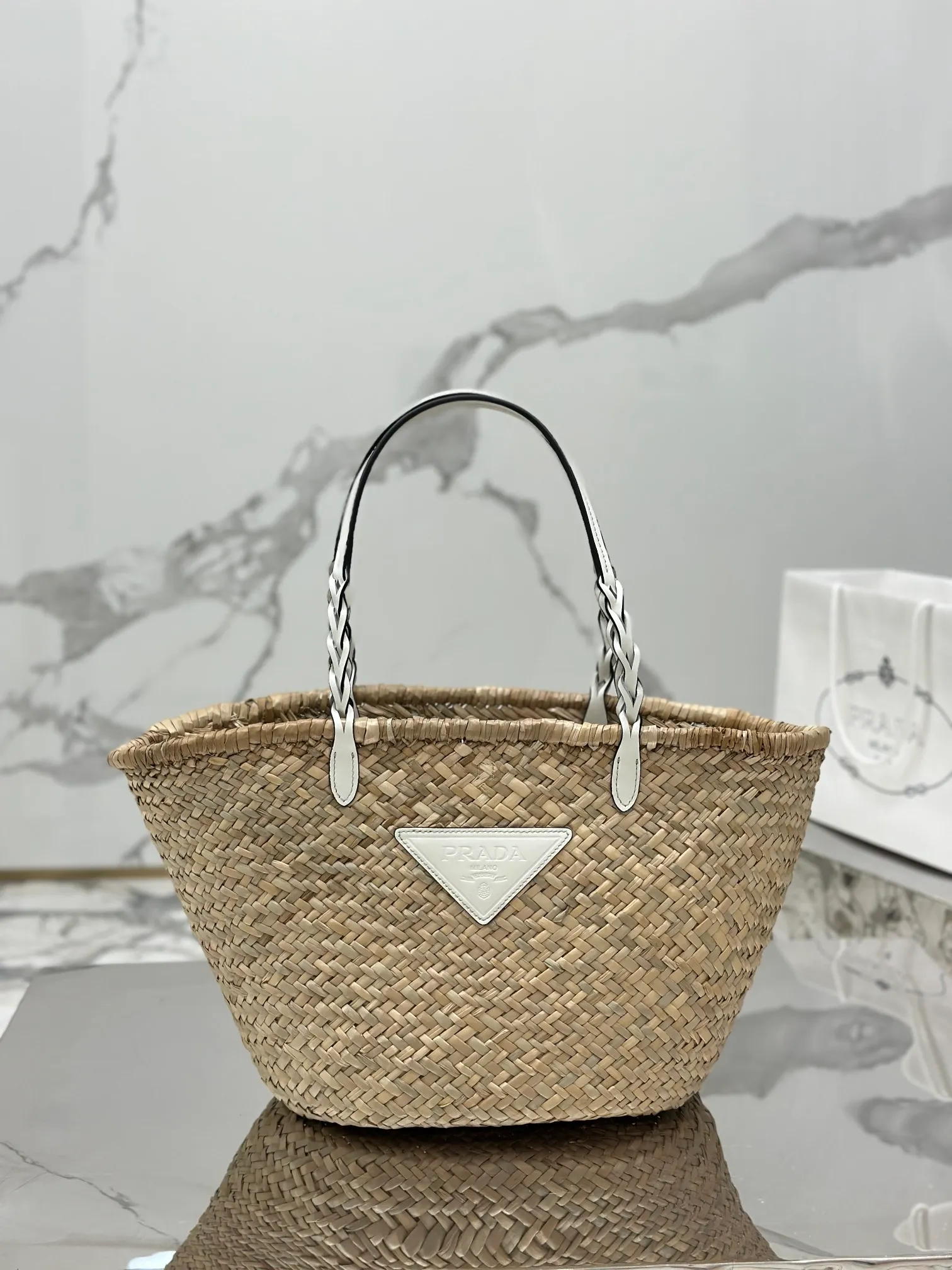 💰1640🌟The vegetable basket is here~ The palm leaf straw bag is crazy popular. The cowhide-edged corncob pattern shoulder strap is matched with raffia weaving. It is full of French lazy style. It can be carried by hand or on the shoulder. The upper body is super nice. Size: 25×48×16cm. Style number: 1BG314