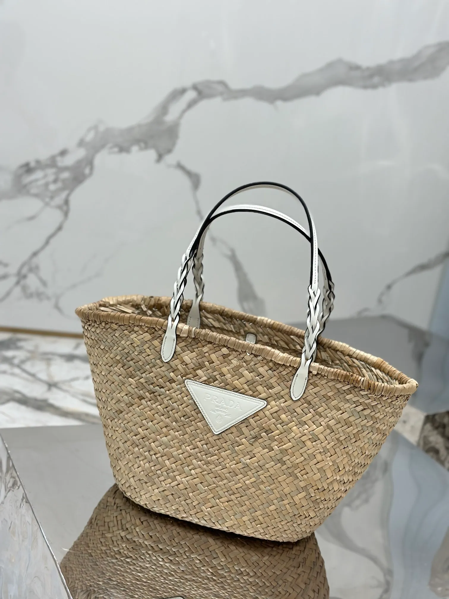 💰1640🌟The vegetable basket is here~ The palm leaf straw bag is crazy popular. The cowhide-edged corncob pattern shoulder strap is matched with raffia weaving. It is full of French lazy style. It can be carried by hand or on the shoulder. The upper body is super nice. Size: 25×48×16cm. Style number: 1BG314