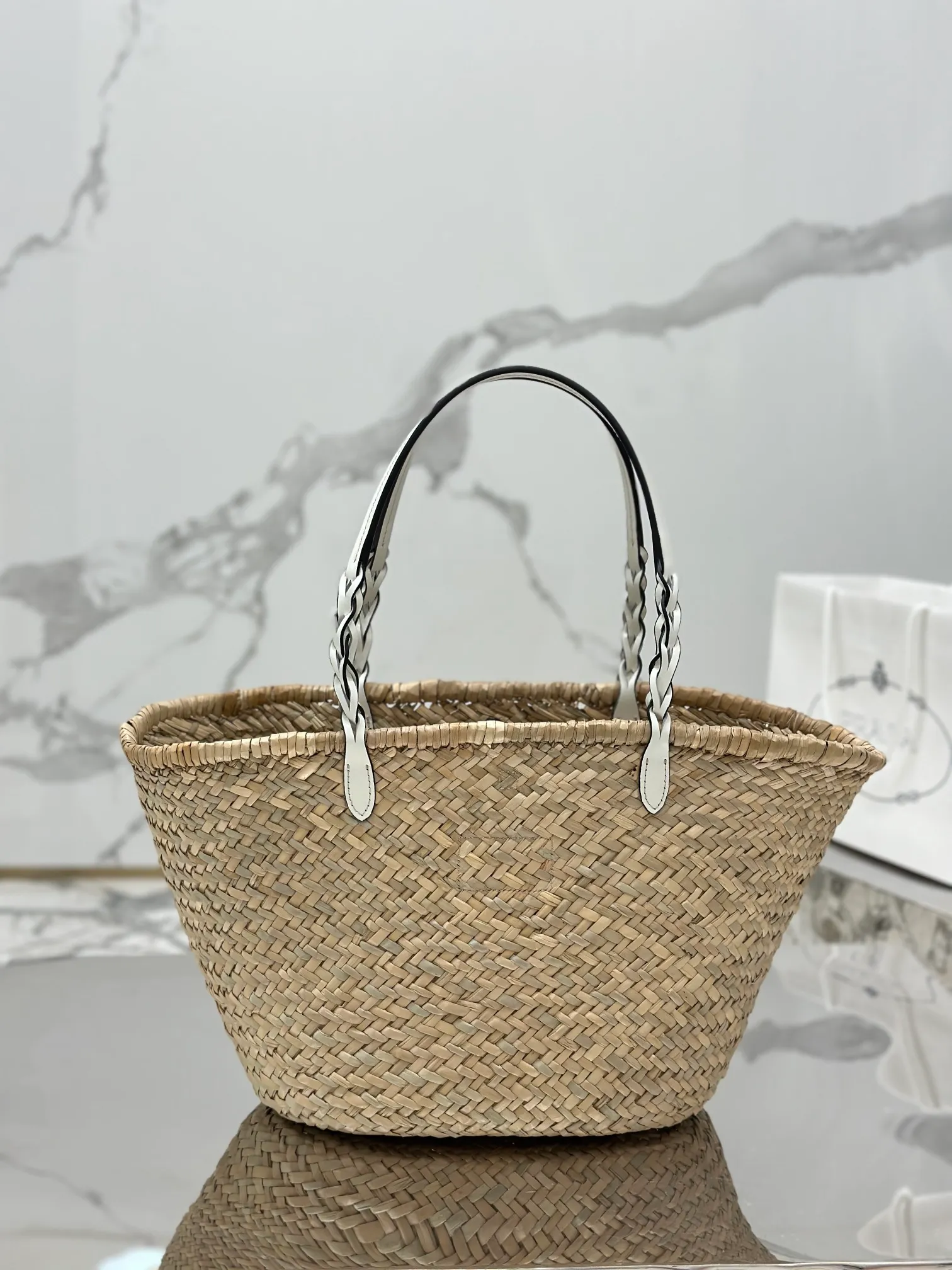 💰1640🌟The vegetable basket is here~ The palm leaf straw bag is crazy popular. The cowhide-edged corncob pattern shoulder strap is matched with raffia weaving. It is full of French lazy style. It can be carried by hand or on the shoulder. The upper body is super nice. Size: 25×48×16cm. Style number: 1BG314