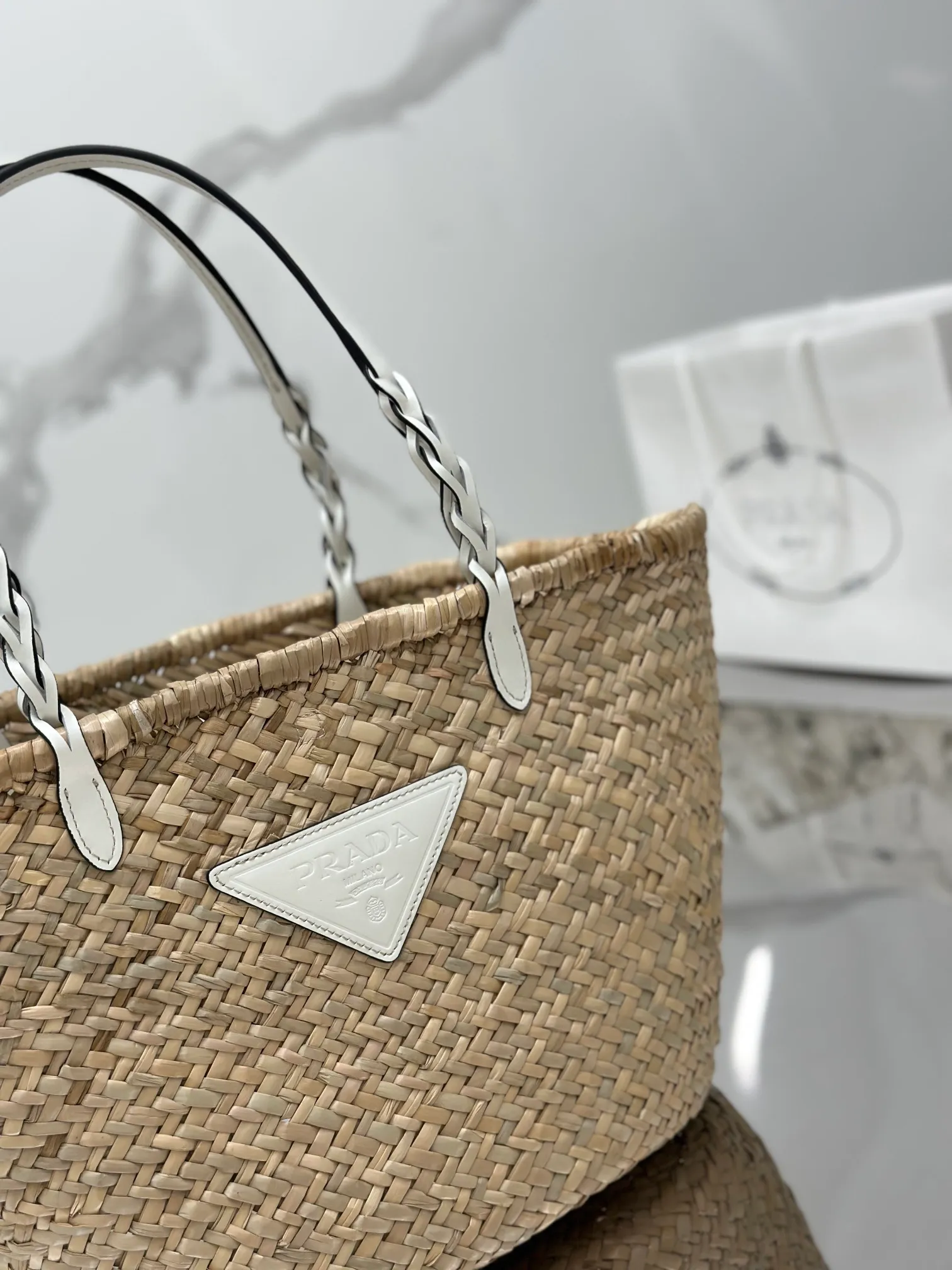 💰1640🌟The vegetable basket is here~ The palm leaf straw bag is crazy popular. The cowhide-edged corncob pattern shoulder strap is matched with raffia weaving. It is full of French lazy style. It can be carried by hand or on the shoulder. The upper body is super nice. Size: 25×48×16cm. Style number: 1BG314