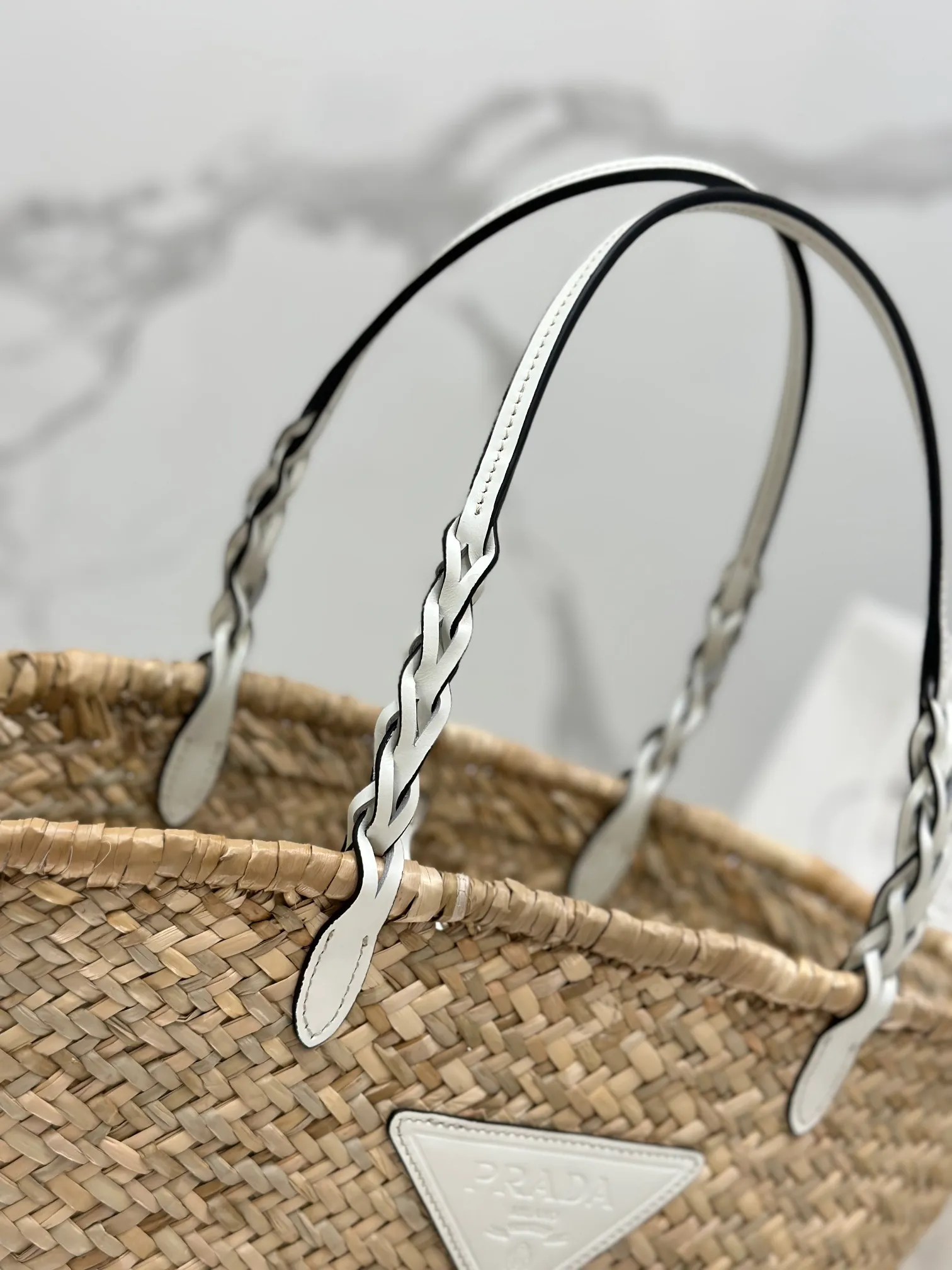 💰1640🌟The vegetable basket is here~ The palm leaf straw bag is crazy popular. The cowhide-edged corncob pattern shoulder strap is matched with raffia weaving. It is full of French lazy style. It can be carried by hand or on the shoulder. The upper body is super nice. Size: 25×48×16cm. Style number: 1BG314