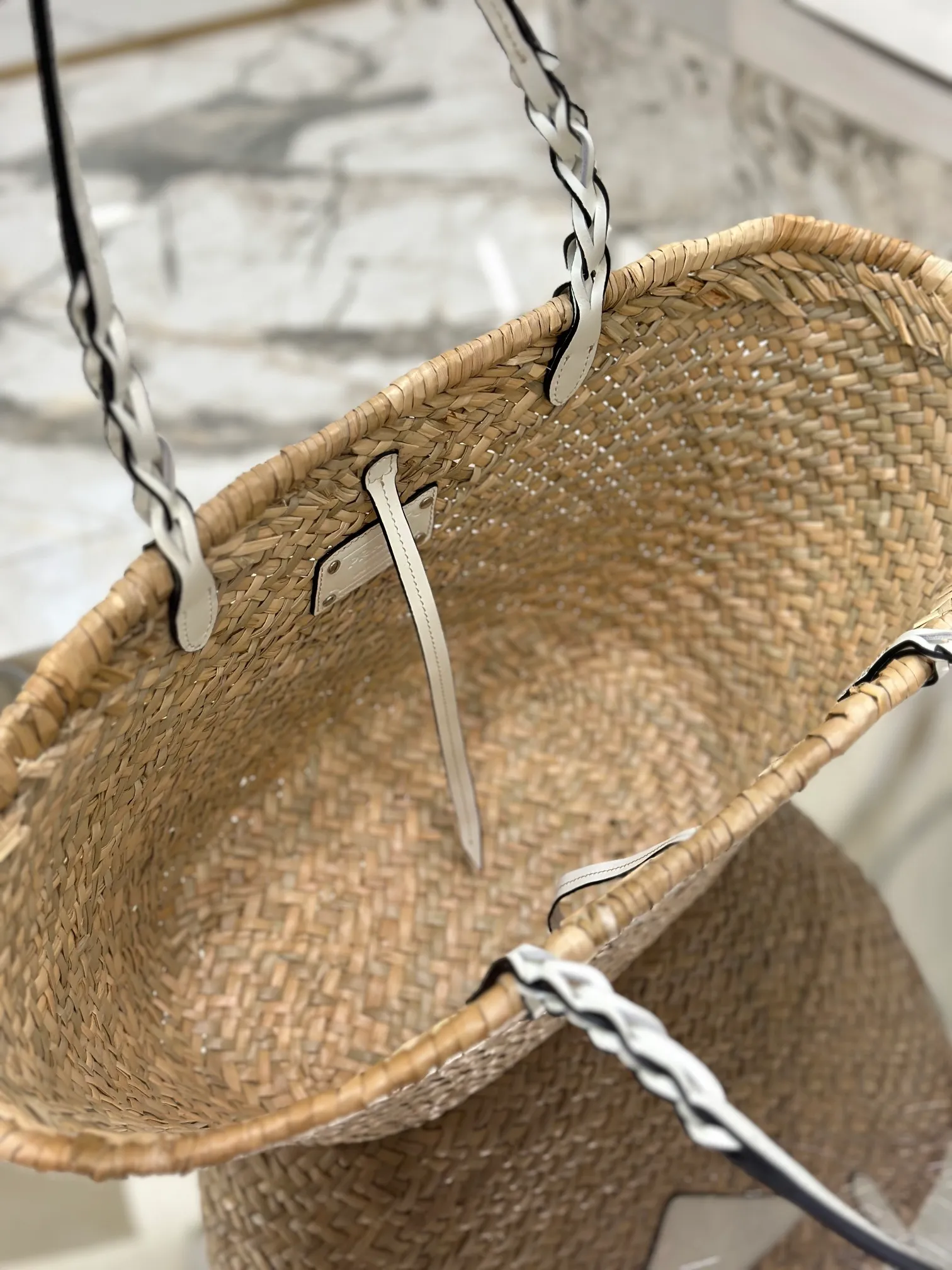 💰1640🌟The vegetable basket is here~ The palm leaf straw bag is crazy popular. The cowhide-edged corncob pattern shoulder strap is matched with raffia weaving. It is full of French lazy style. It can be carried by hand or on the shoulder. The upper body is super nice. Size: 25×48×16cm. Style number: 1BG314